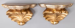 Coppia di mensole a muro a conchiglia in gesso argentato e dorato della metà del secolo scorso