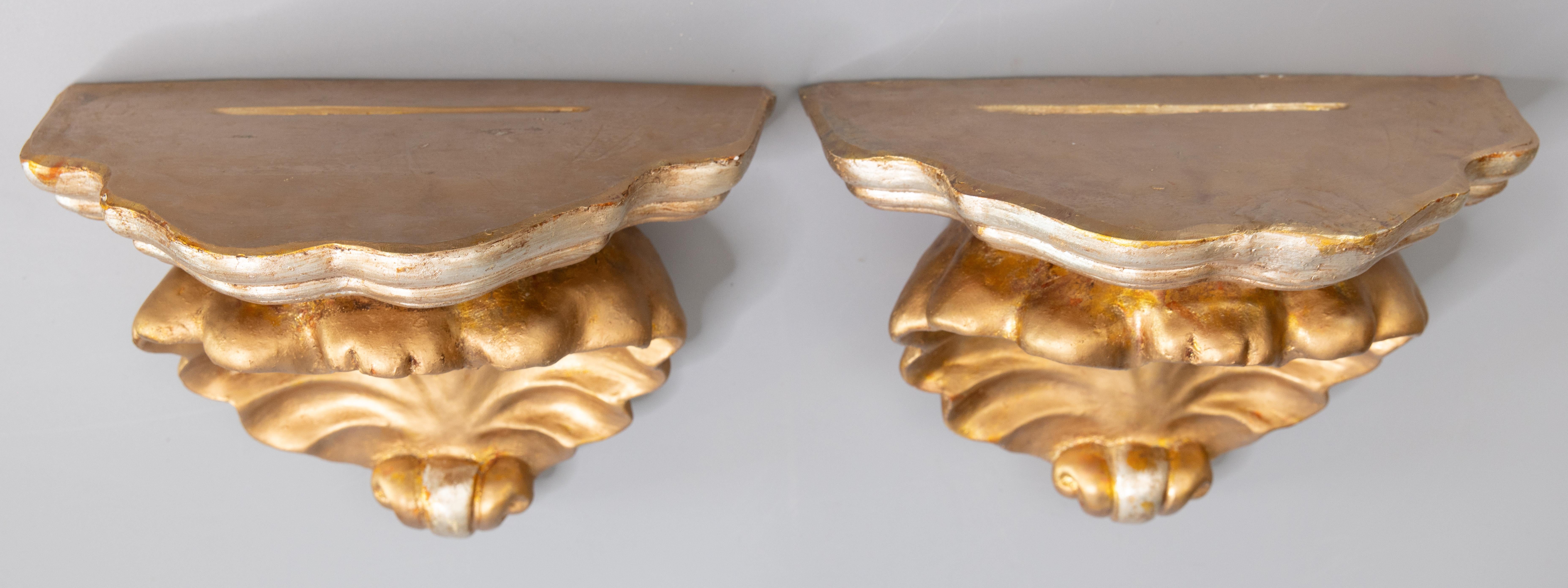 Pair of Mid Century Italian Gilt & Silvered Plaster Shell Wall Brackets Shelves In Good Condition For Sale In Pearland, TX