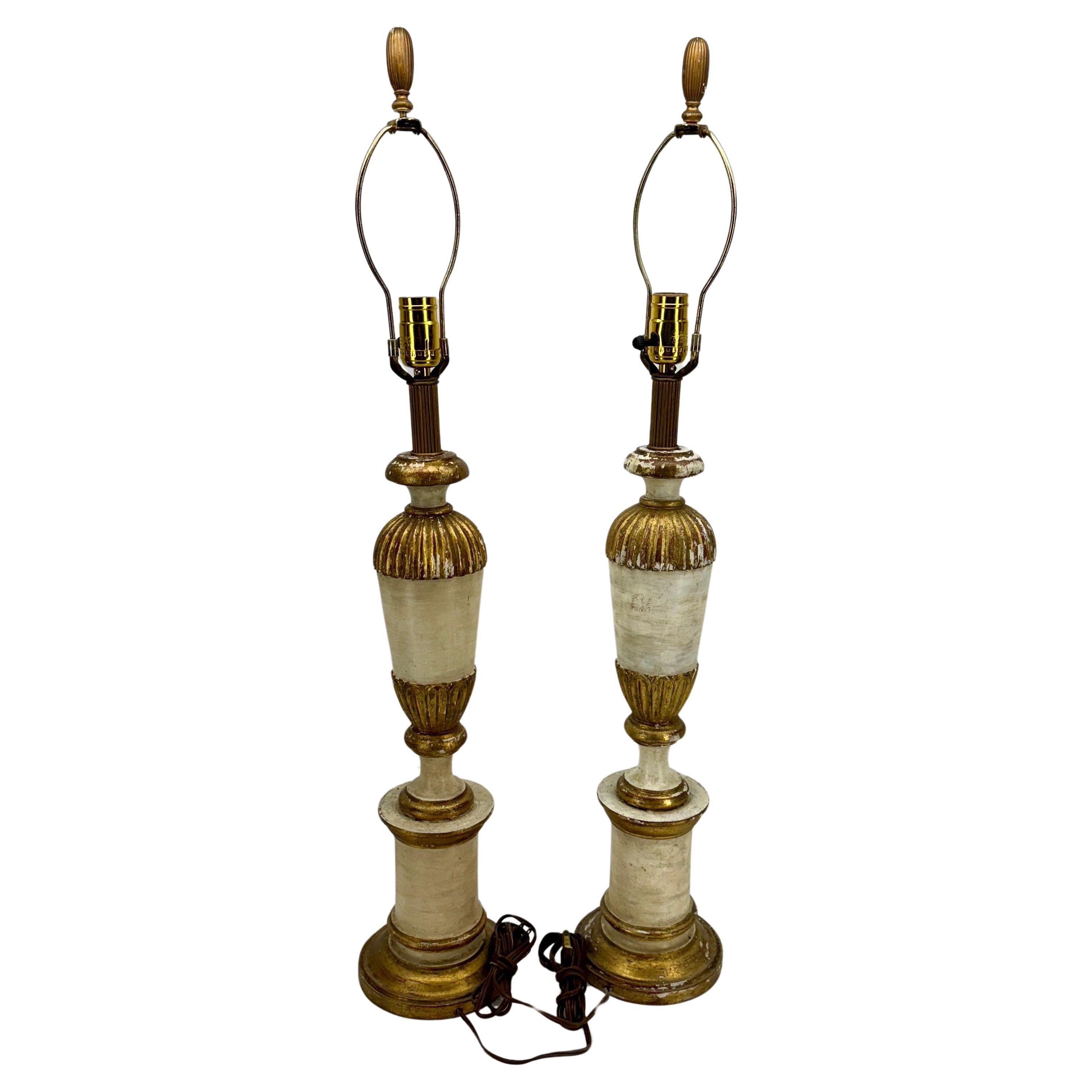Paire de lampes de table italiennes du milieu du siècle en bois peint et doré en vente 3