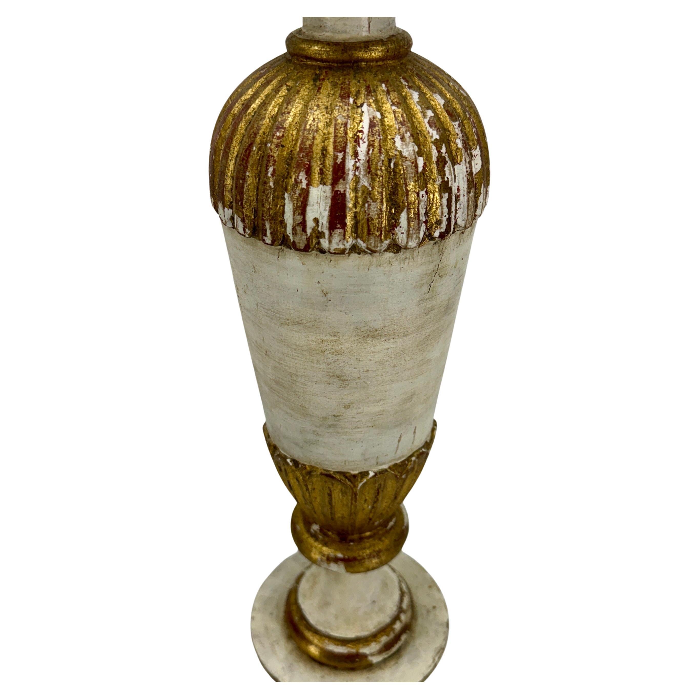 Peint à la main Paire de lampes de table italiennes du milieu du siècle en bois peint et doré en vente