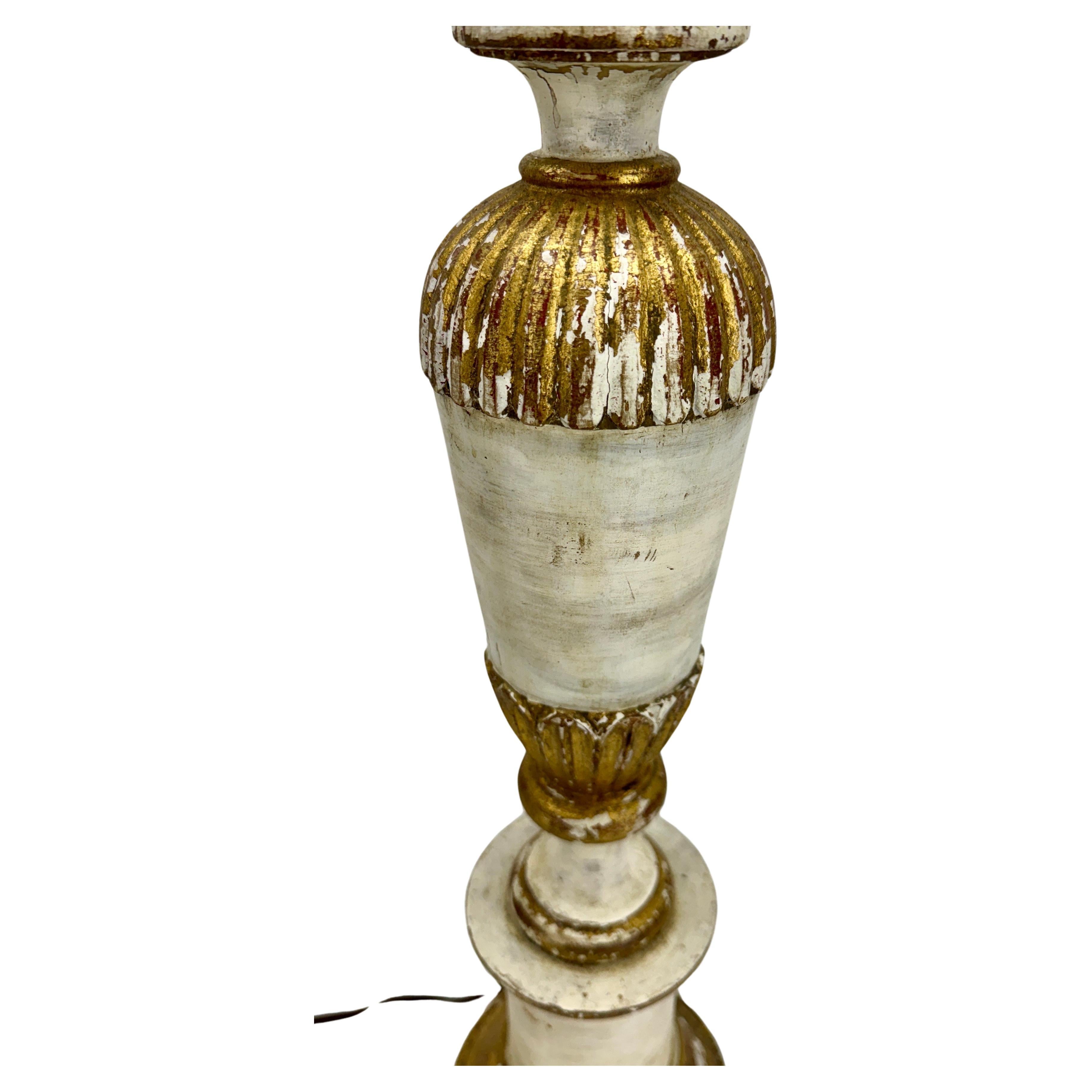 20ième siècle Paire de lampes de table italiennes du milieu du siècle en bois peint et doré en vente
