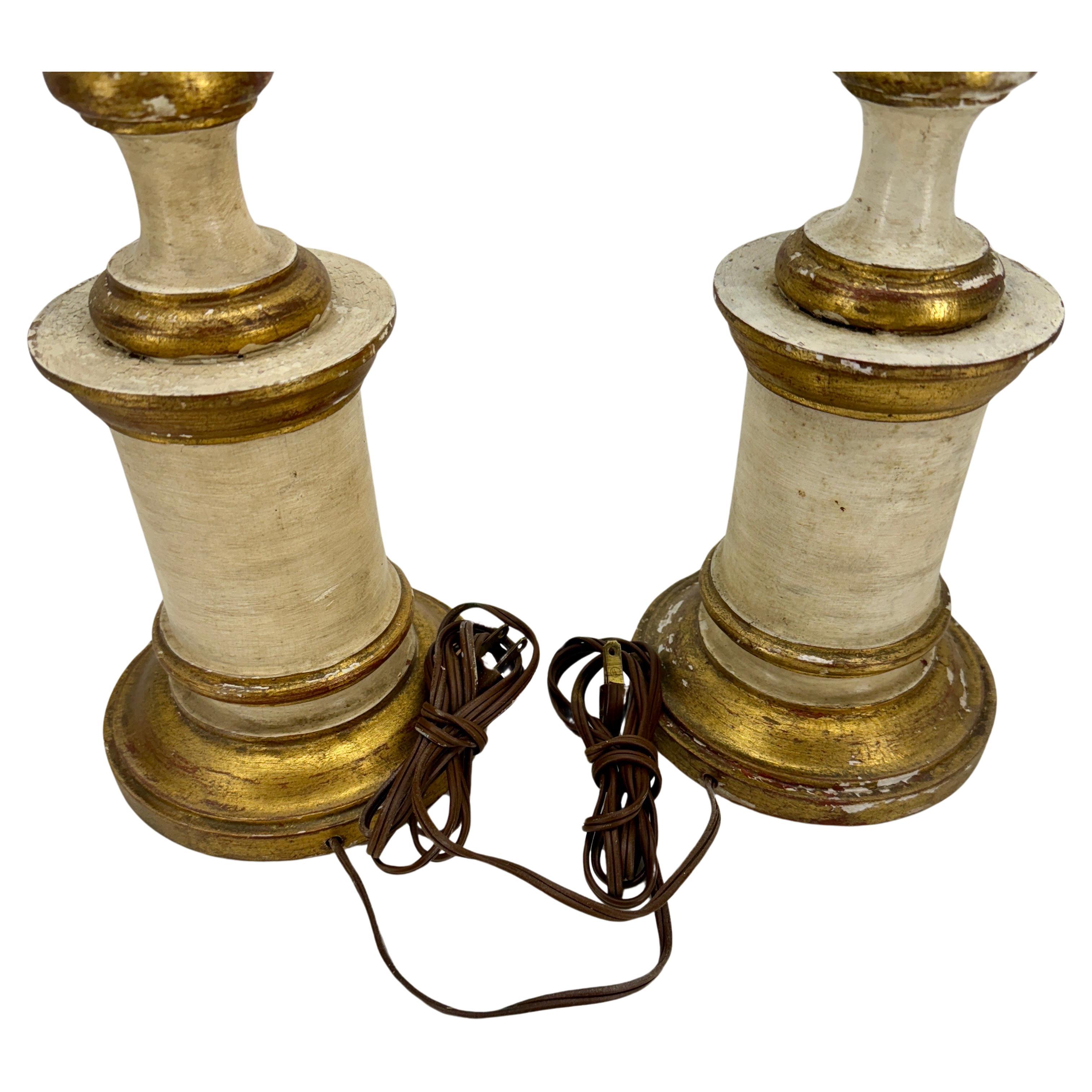 Bois Paire de lampes de table italiennes du milieu du siècle en bois peint et doré en vente