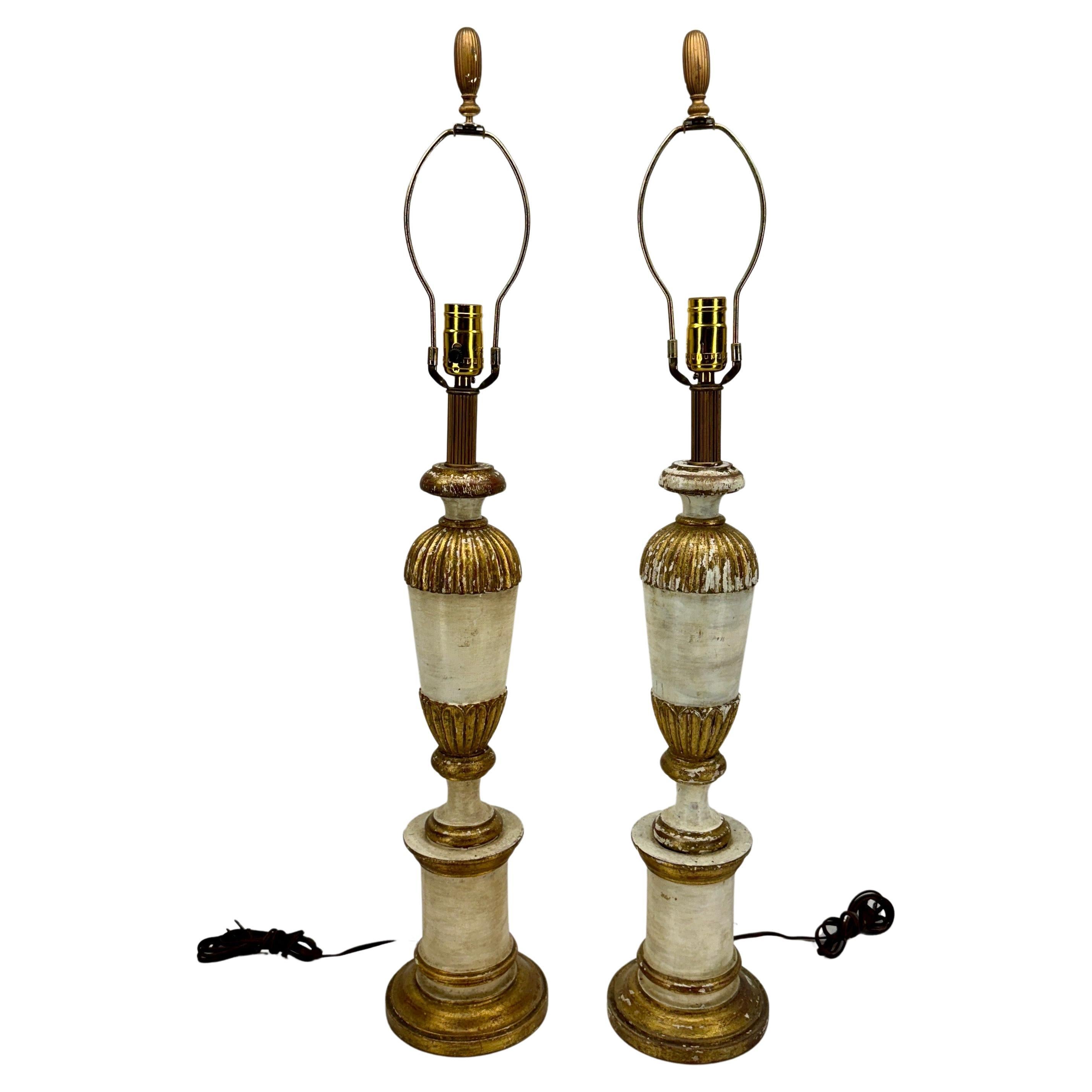 Paire de lampes de table italiennes du milieu du siècle en bois peint et doré