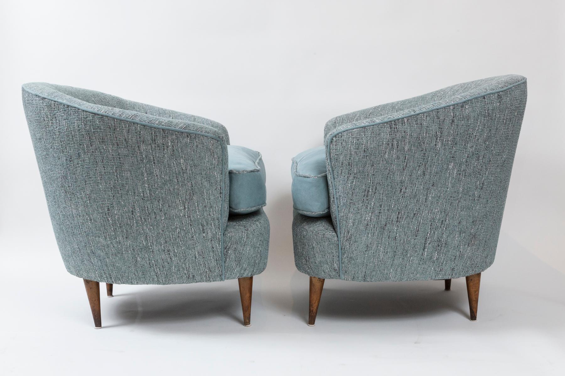 A comfortable and sturdy pair of Italian midcentury tub chairs with a gentle sloping dome-shaped back and scalloped front finishing on rounded and tapered slightly outreaching legs in beech. These charming chairs have been completely reupholstered