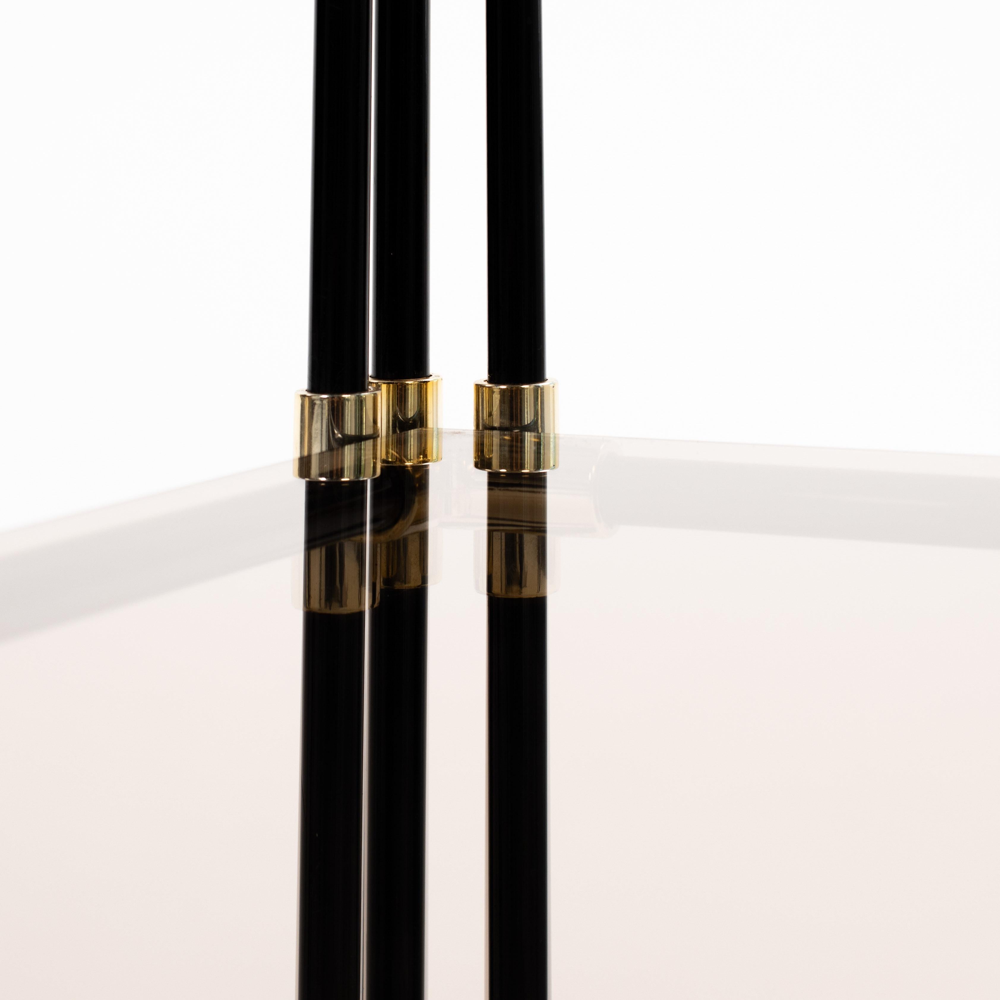 Paar italienische gold-schwarze Beistelltische aus der Jahrhundertmitte mit Rauchglas 1960er Jahre im Angebot 2