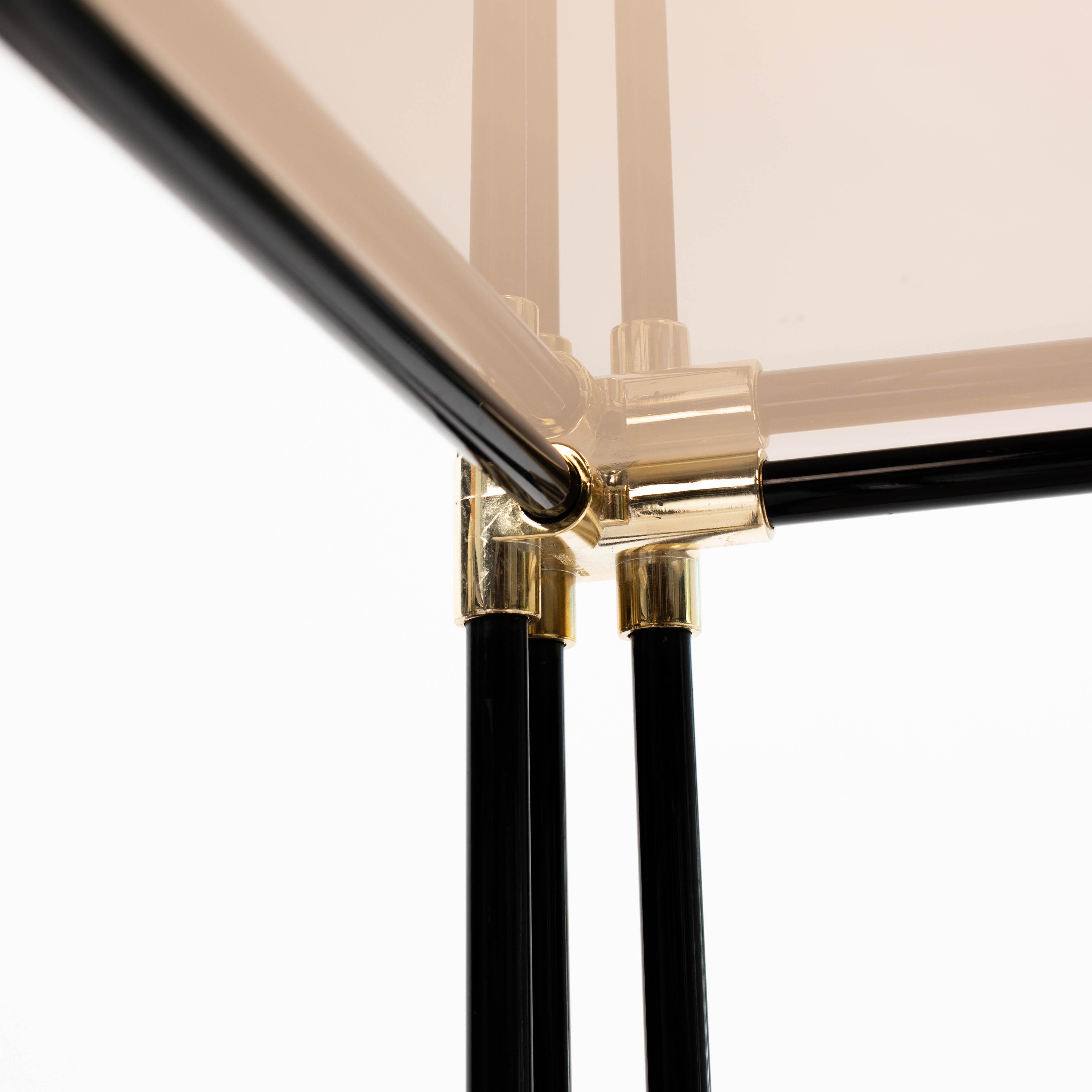 Paar italienische gold-schwarze Beistelltische aus der Jahrhundertmitte mit Rauchglas 1960er Jahre im Angebot 6