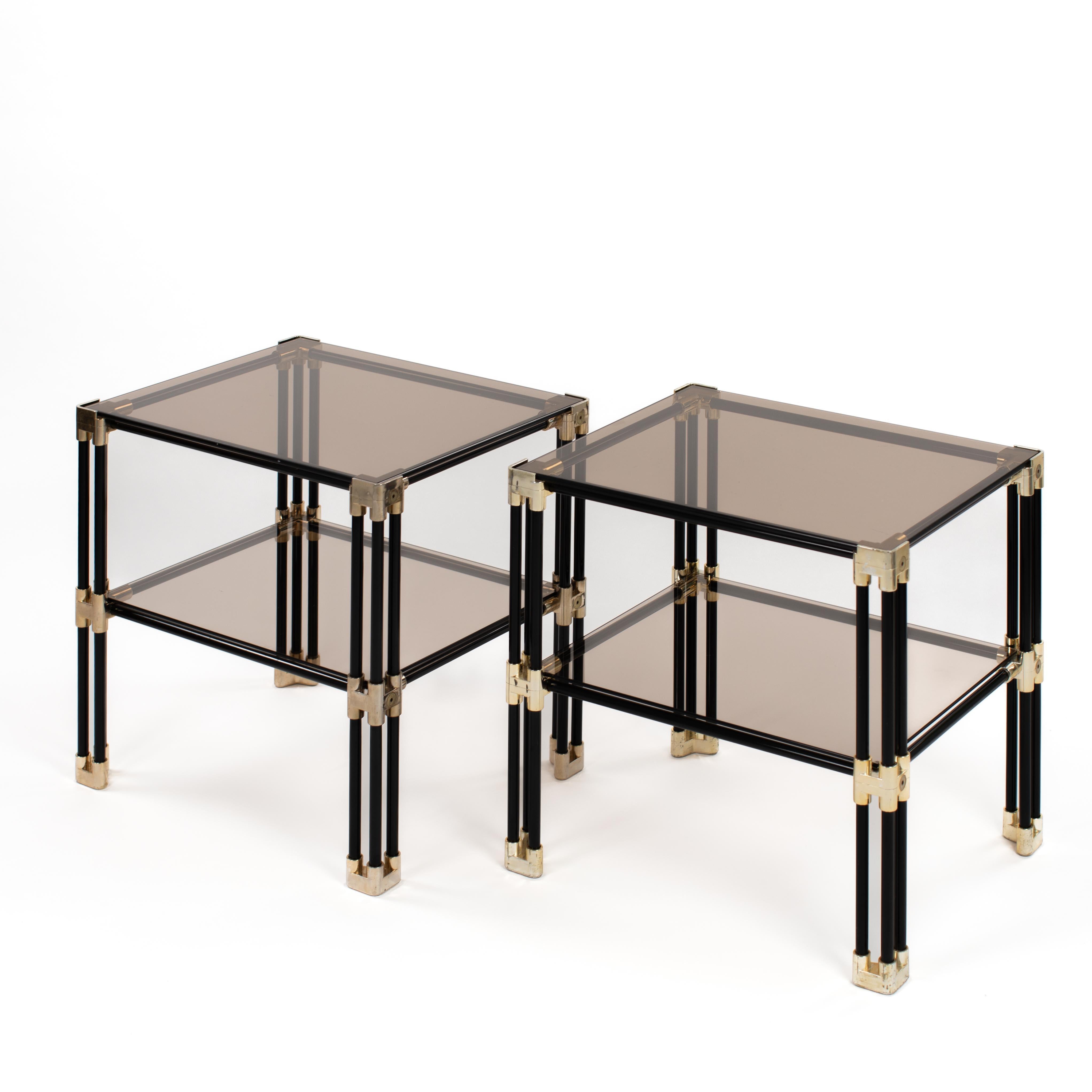 Paar italienische gold-schwarze Beistelltische aus der Jahrhundertmitte mit Rauchglas 1960er Jahre (Italienisch) im Angebot