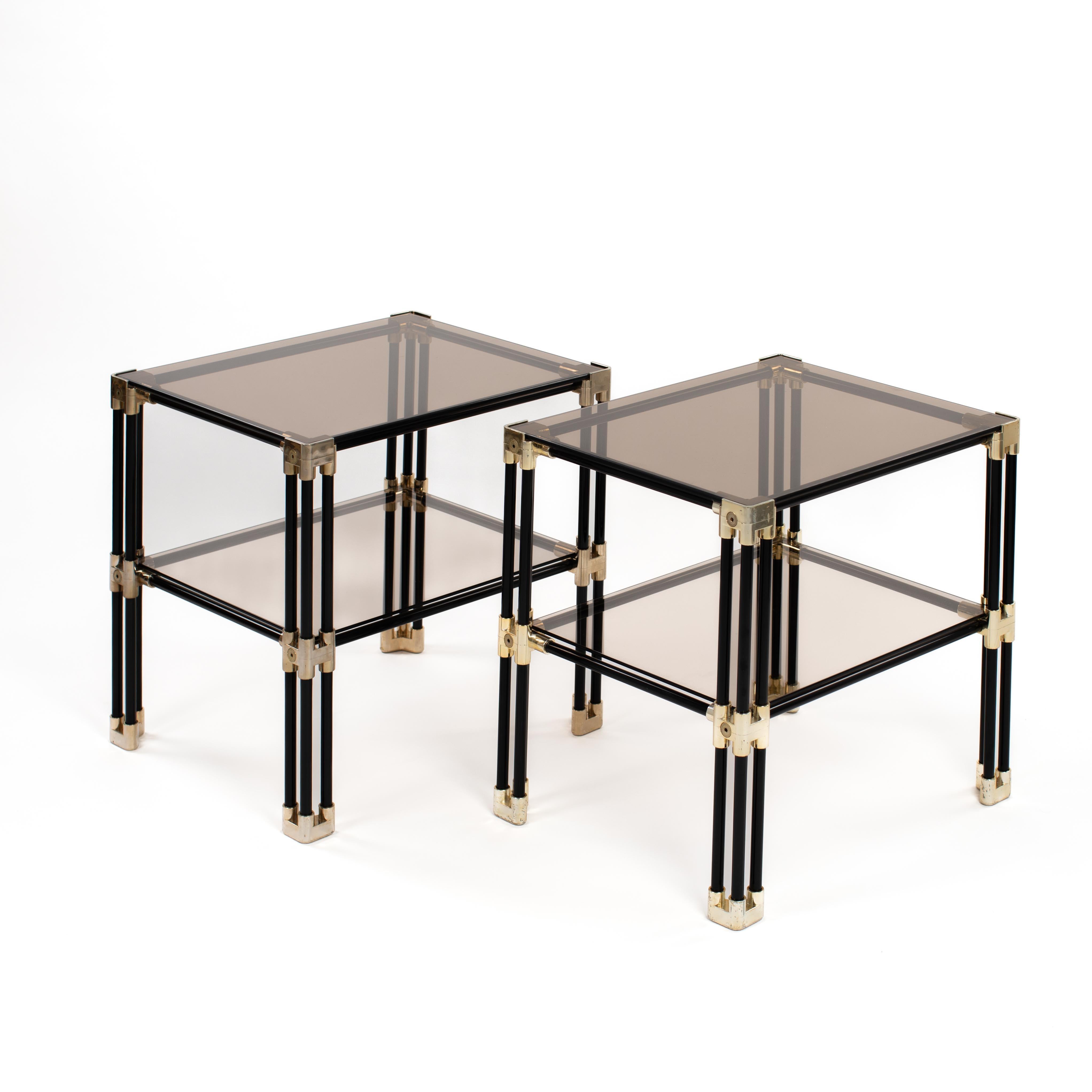 Paar italienische gold-schwarze Beistelltische aus der Jahrhundertmitte mit Rauchglas 1960er Jahre (Lackiert) im Angebot