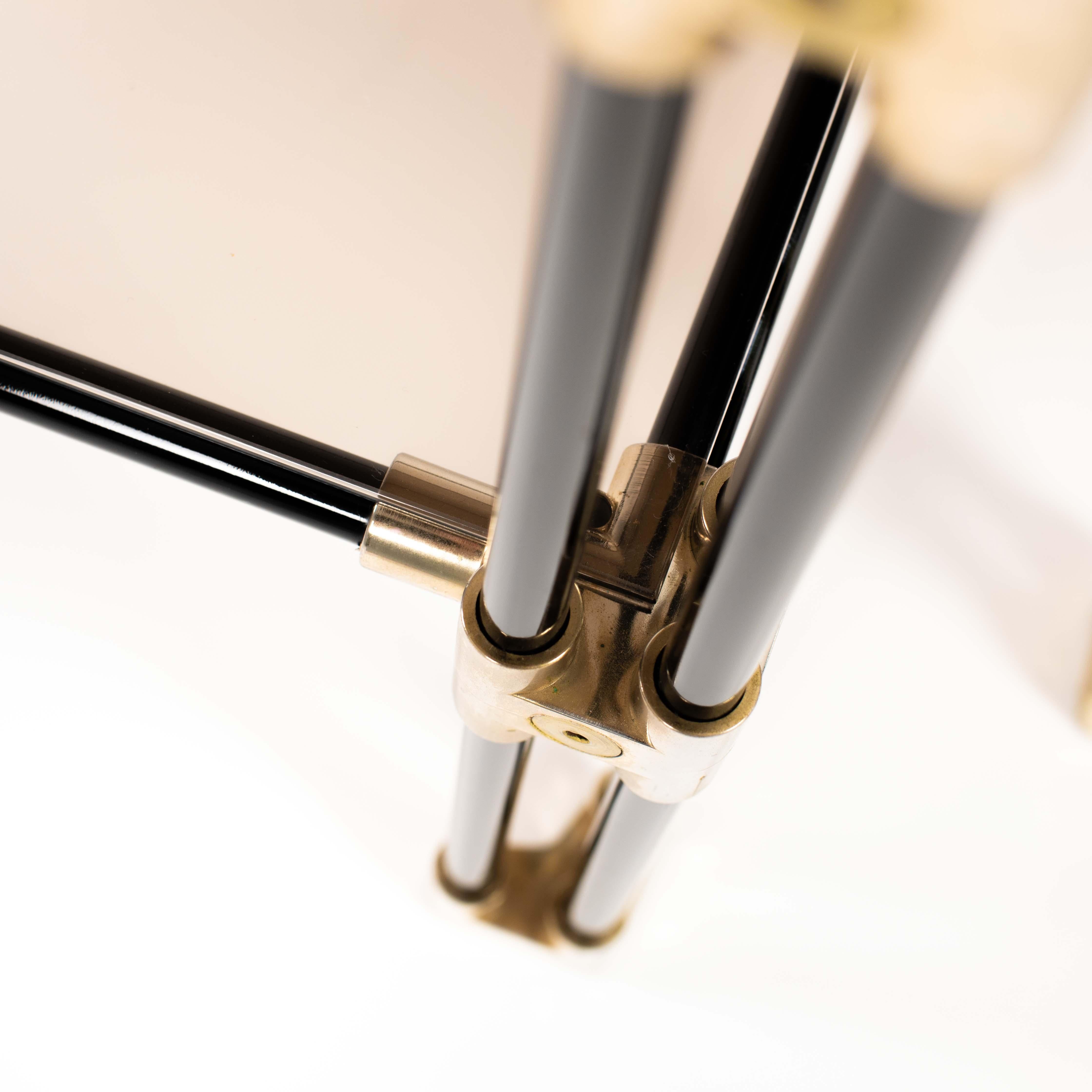 Paar italienische gold-schwarze Beistelltische aus der Jahrhundertmitte mit Rauchglas 1960er Jahre im Angebot 1