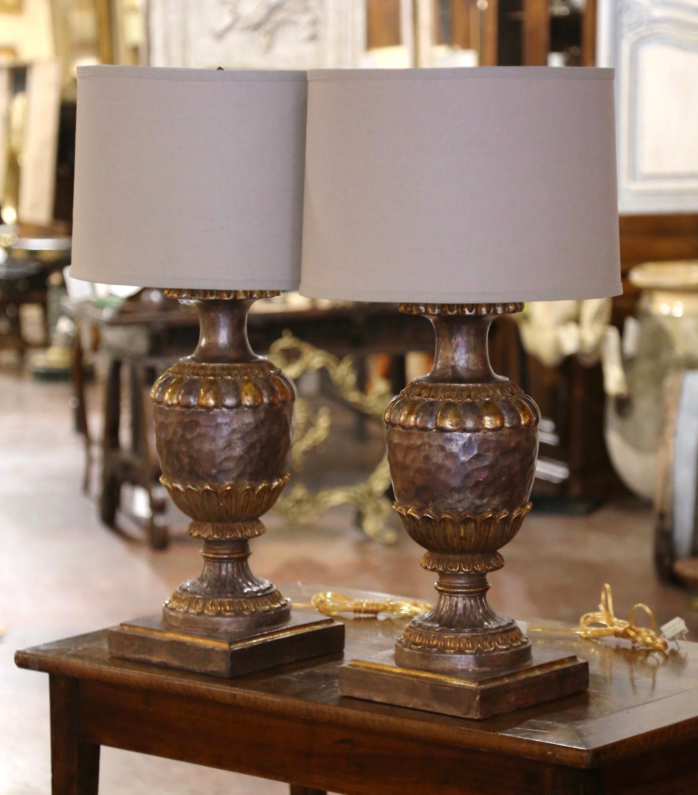 Placez ces élégantes lampes anciennes sur une paire de tables de chevet ou sur le dessus d'une console dans une entrée ! Fabriquée en Italie vers 1950, chaque lampe sculptée à la main repose sur un grand piédestal carré décoré de motifs foliacés,