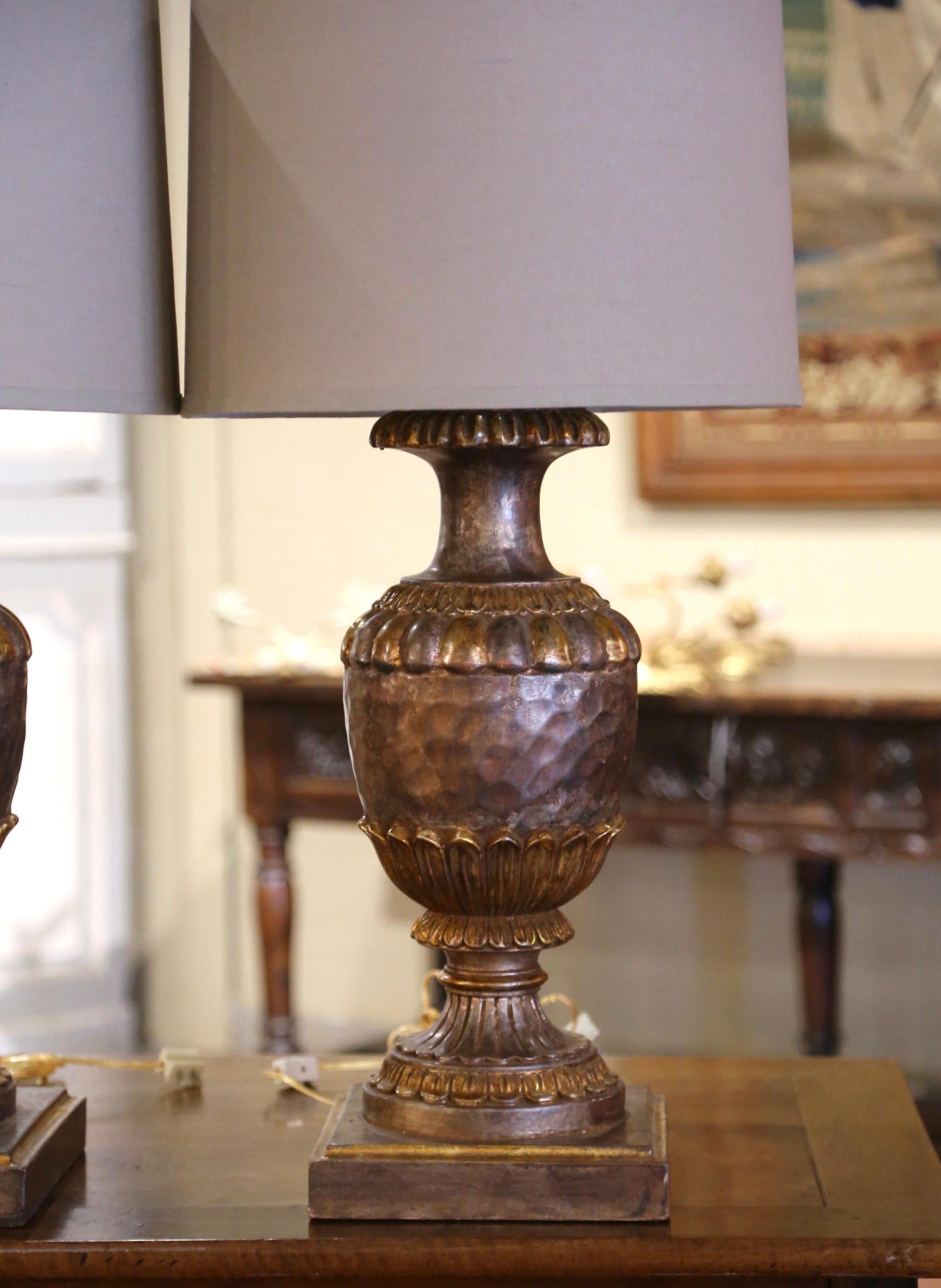 Néoclassique Paire de lampes de table italiennes du milieu du siècle, sculptées à la main, en deux tons, en argent et en vermeil en vente