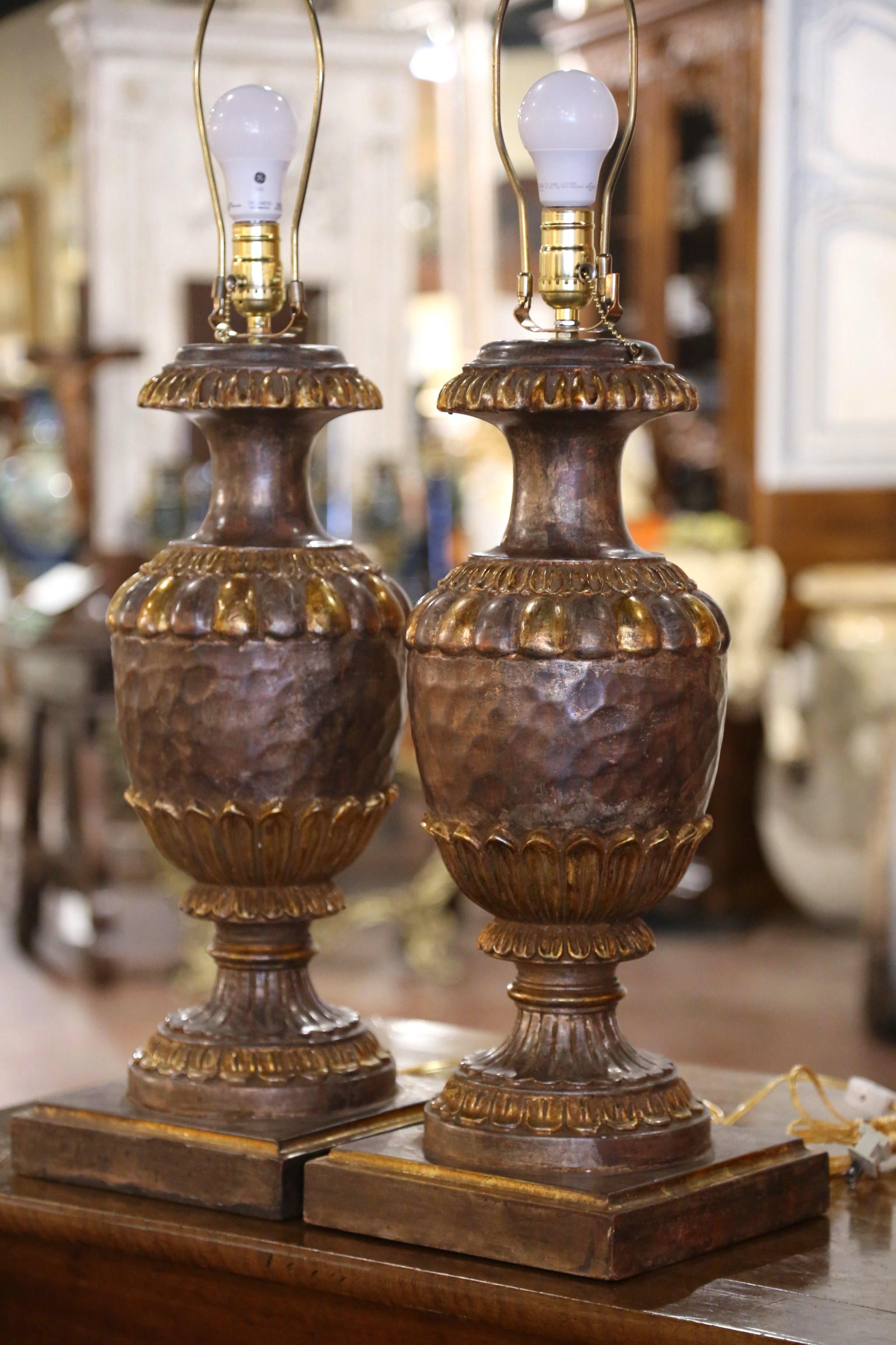 Sculpté à la main Paire de lampes de table italiennes du milieu du siècle, sculptées à la main, en deux tons, en argent et en vermeil en vente