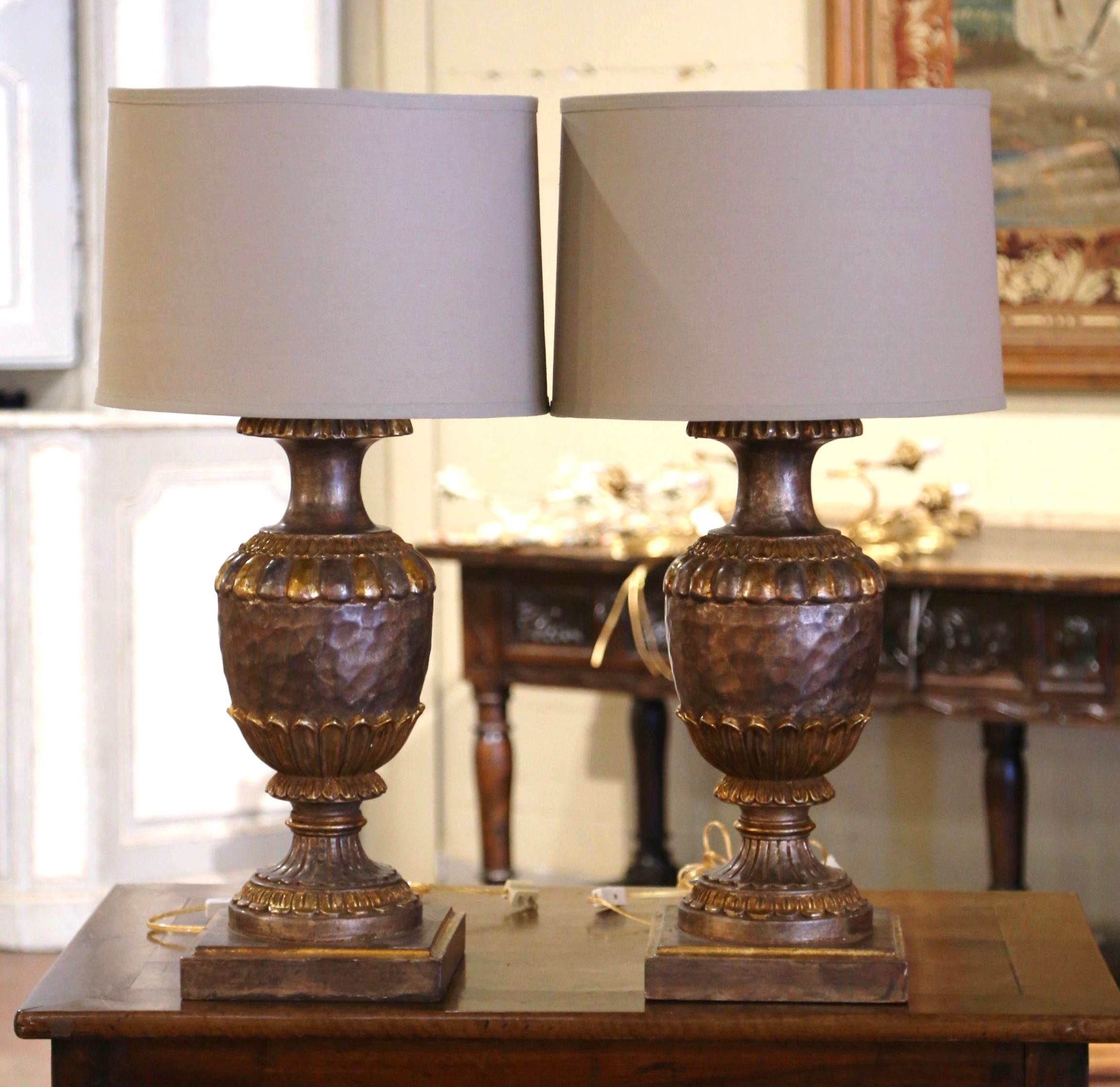 Paire de lampes de table italiennes du milieu du siècle, sculptées à la main, en deux tons, en argent et en vermeil Excellent état - En vente à Dallas, TX