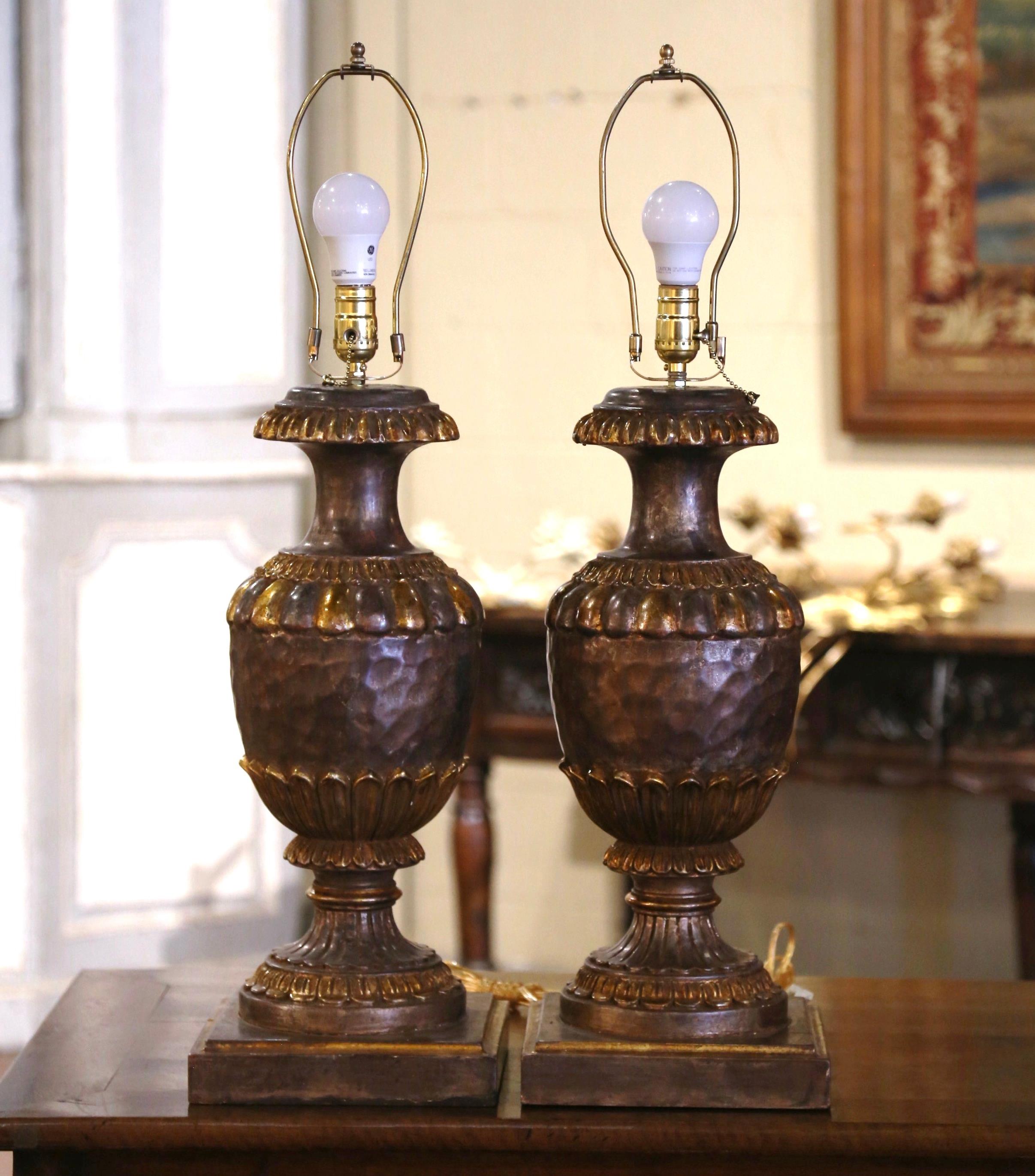 20ième siècle Paire de lampes de table italiennes du milieu du siècle, sculptées à la main, en deux tons, en argent et en vermeil en vente