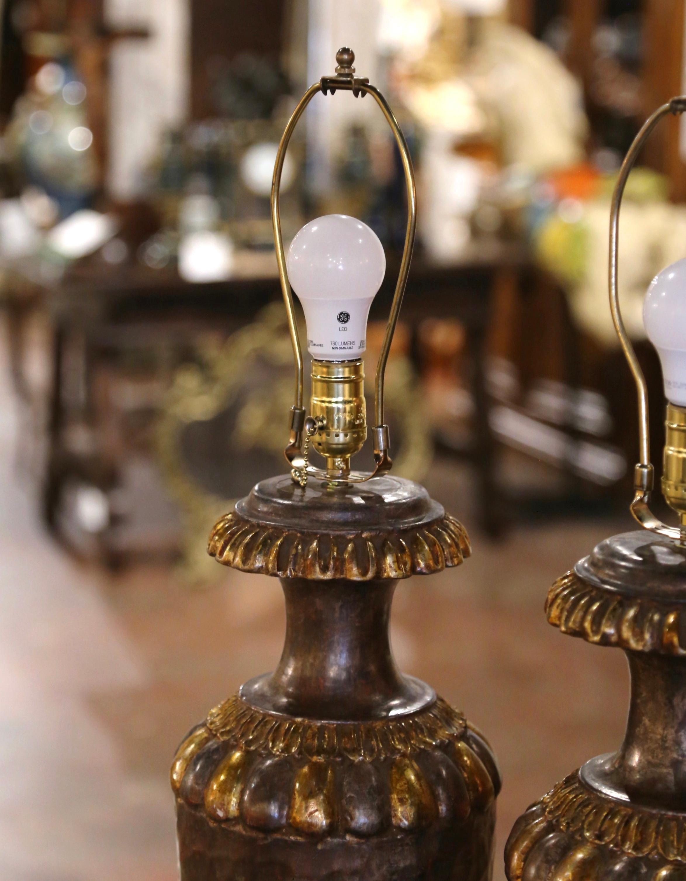 Feuille d'or Paire de lampes de table italiennes du milieu du siècle, sculptées à la main, en deux tons, en argent et en vermeil en vente