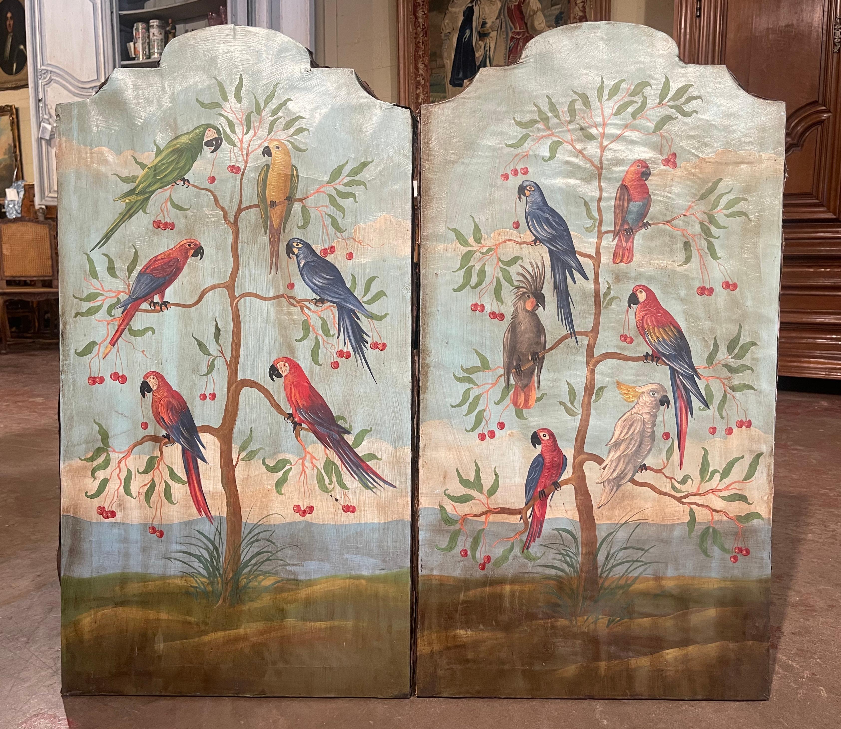 Peint à la main Paire de panneaux d'oiseaux tropicaux sur toile peints à la main en Italie du milieu du siècle dernier en vente