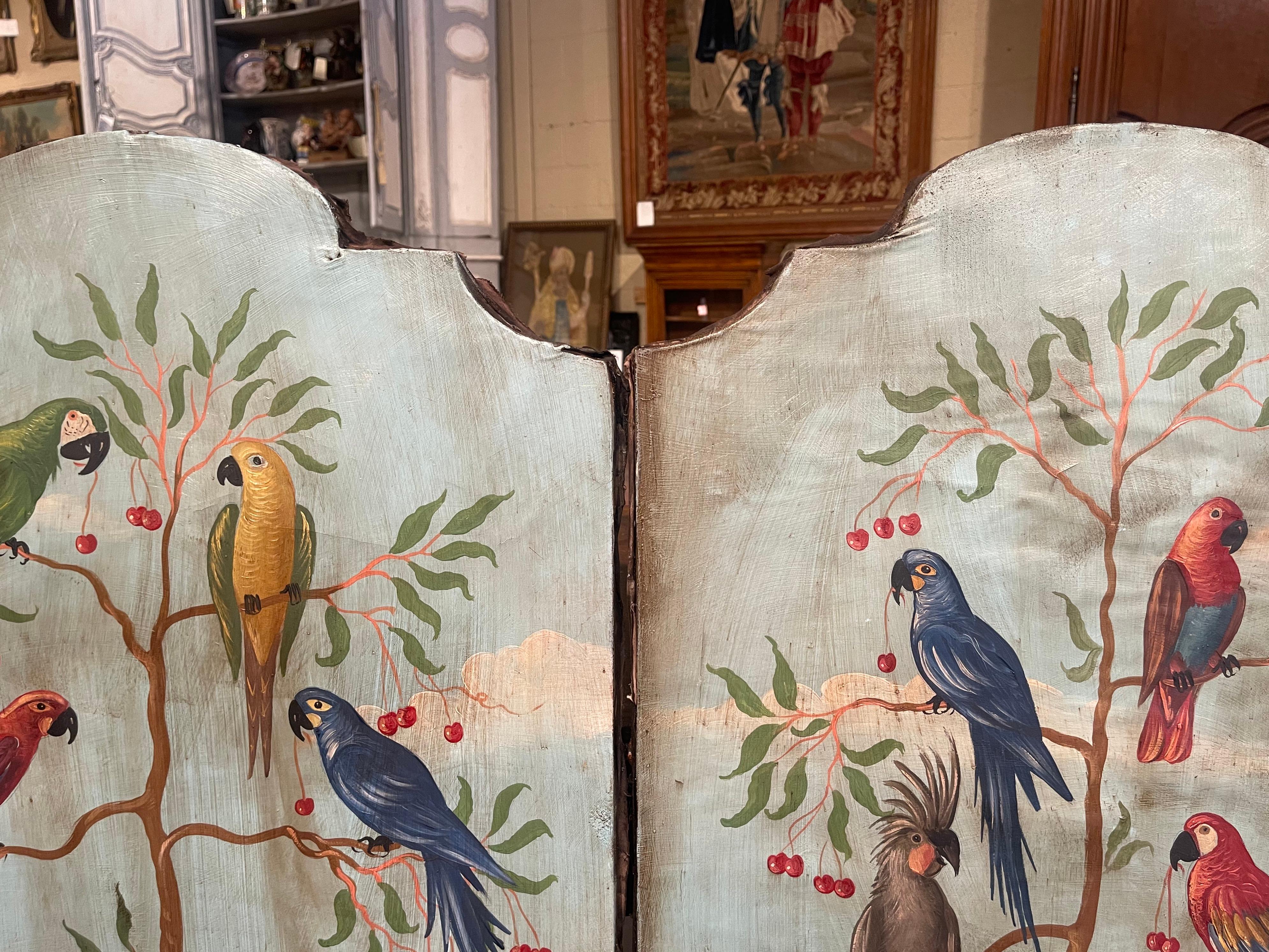 20ième siècle Paire de panneaux d'oiseaux tropicaux sur toile peints à la main en Italie du milieu du siècle dernier en vente