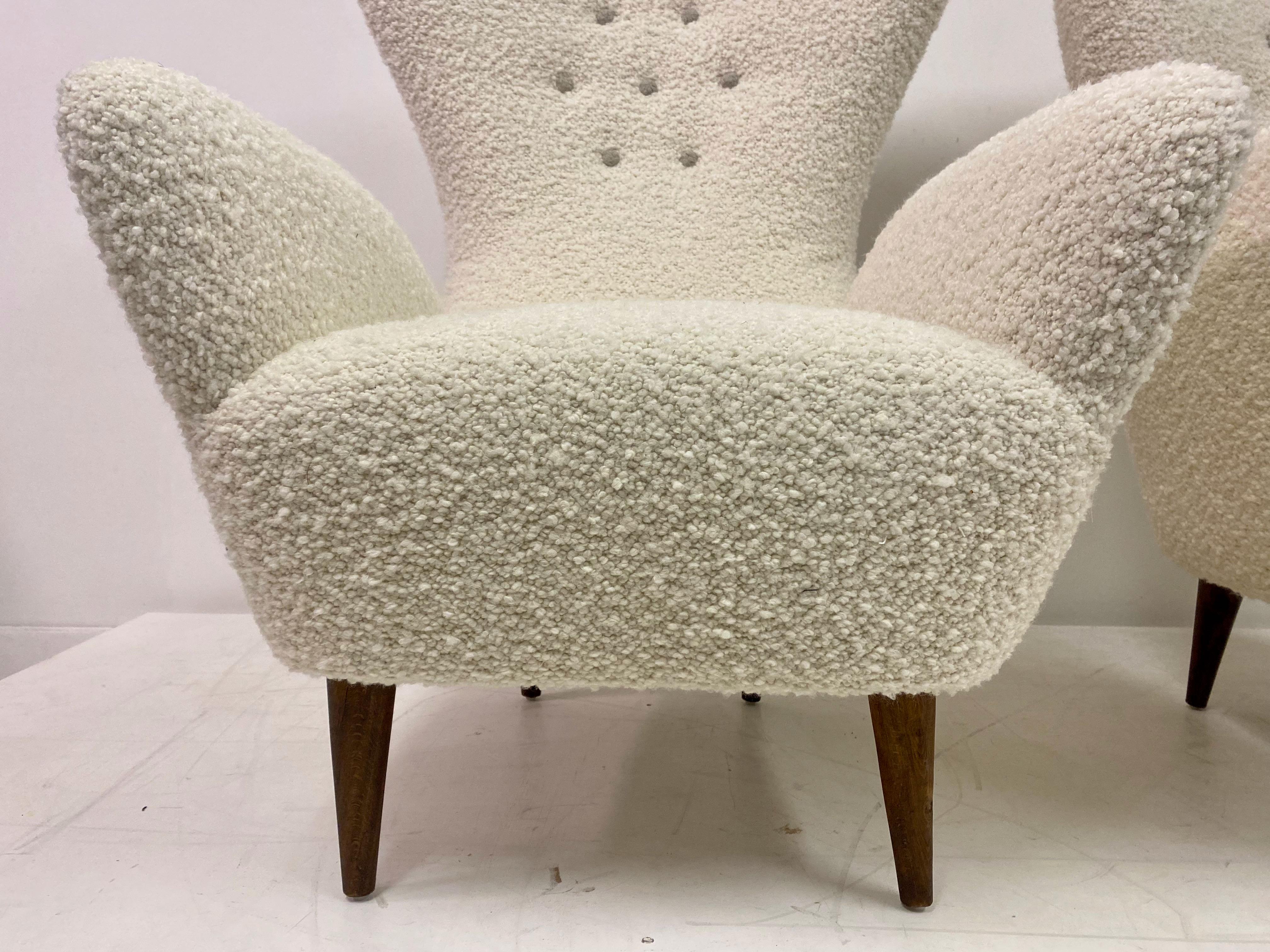 Pair of armchairs

High backs

Turned conical legs

New boucle upholstery

Contrasting coloured boucle buttons

1950s Italy.