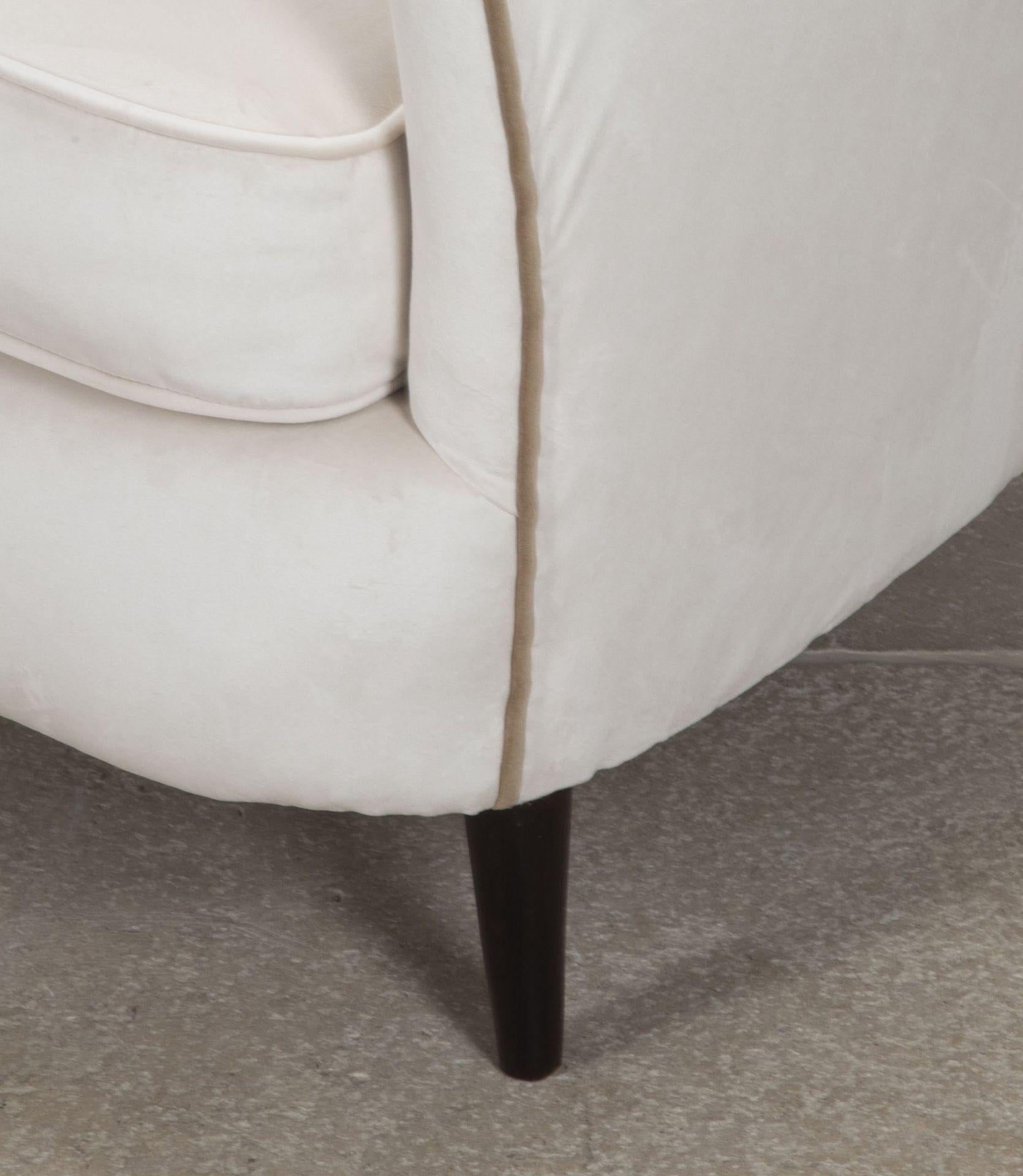 Tissu d'ameublement Paire de chaises longues italiennes à haut dossier du milieu du siècle dernier en vente