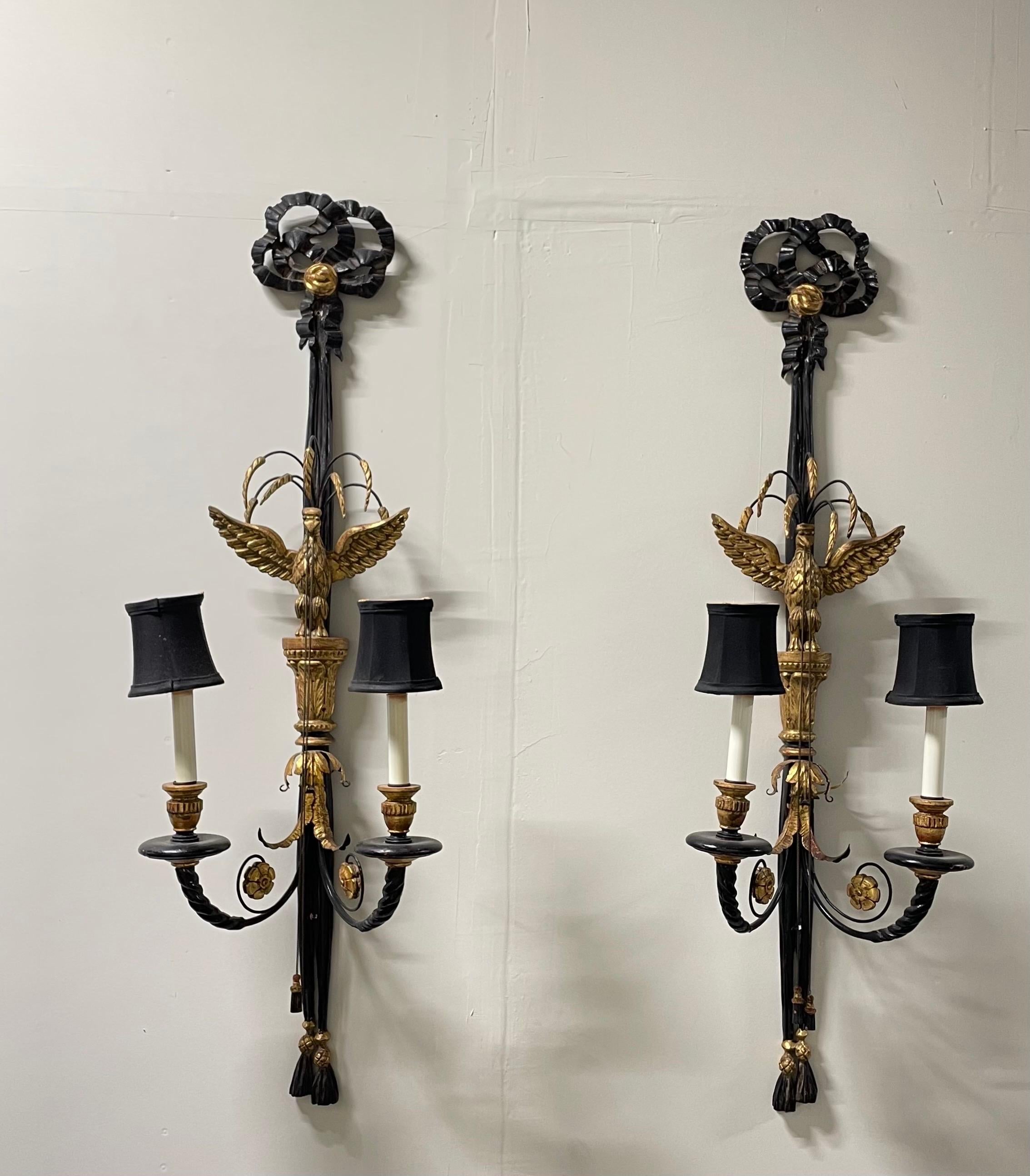 Neoclassico Pair of Mid-Century Italian Hollywood Regency Gilded Sconces in vendita