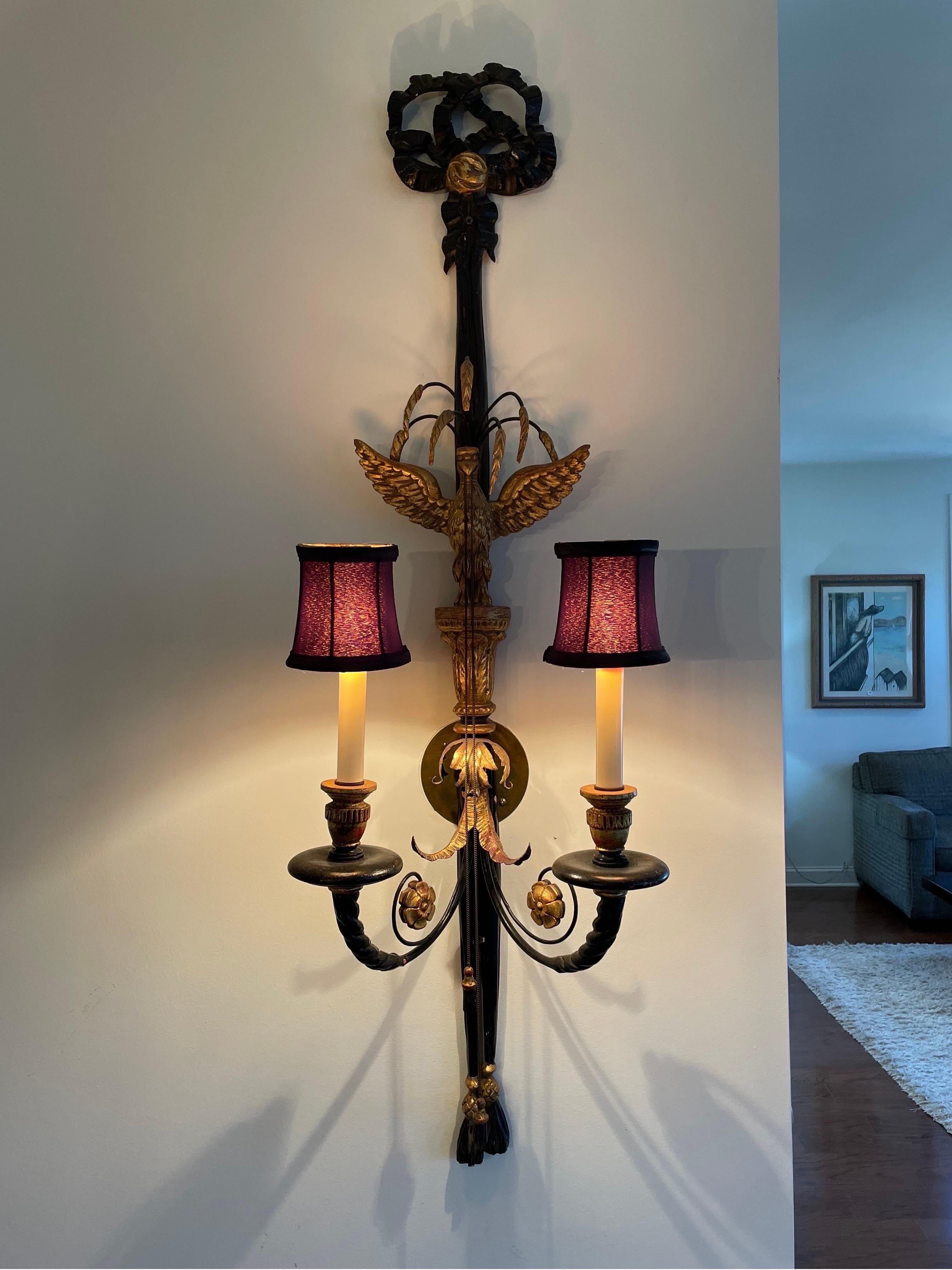 Italiano Pair of Mid-Century Italian Hollywood Regency Gilded Sconces in vendita