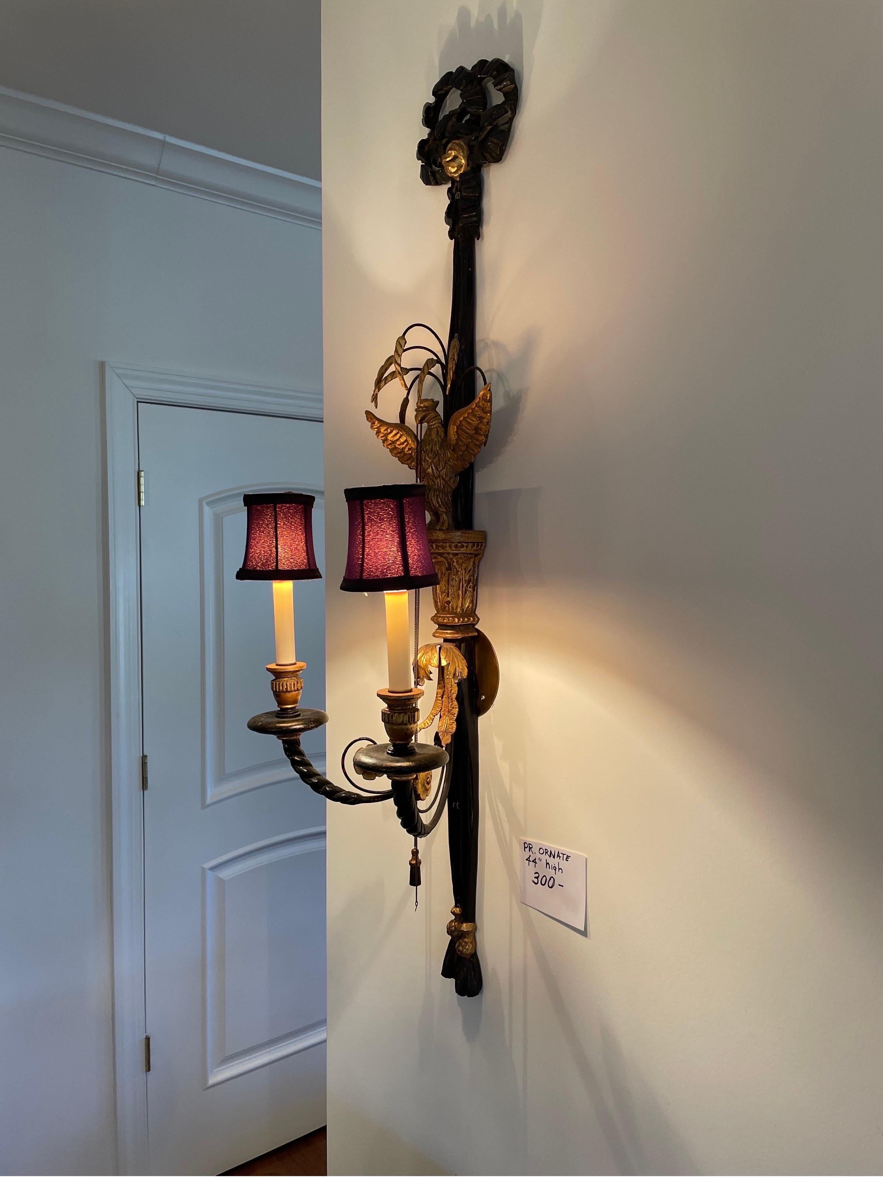 Pair of Mid-Century Italian Hollywood Regency Gilded Sconces In condizioni buone in vendita a W Allenhurst, NJ