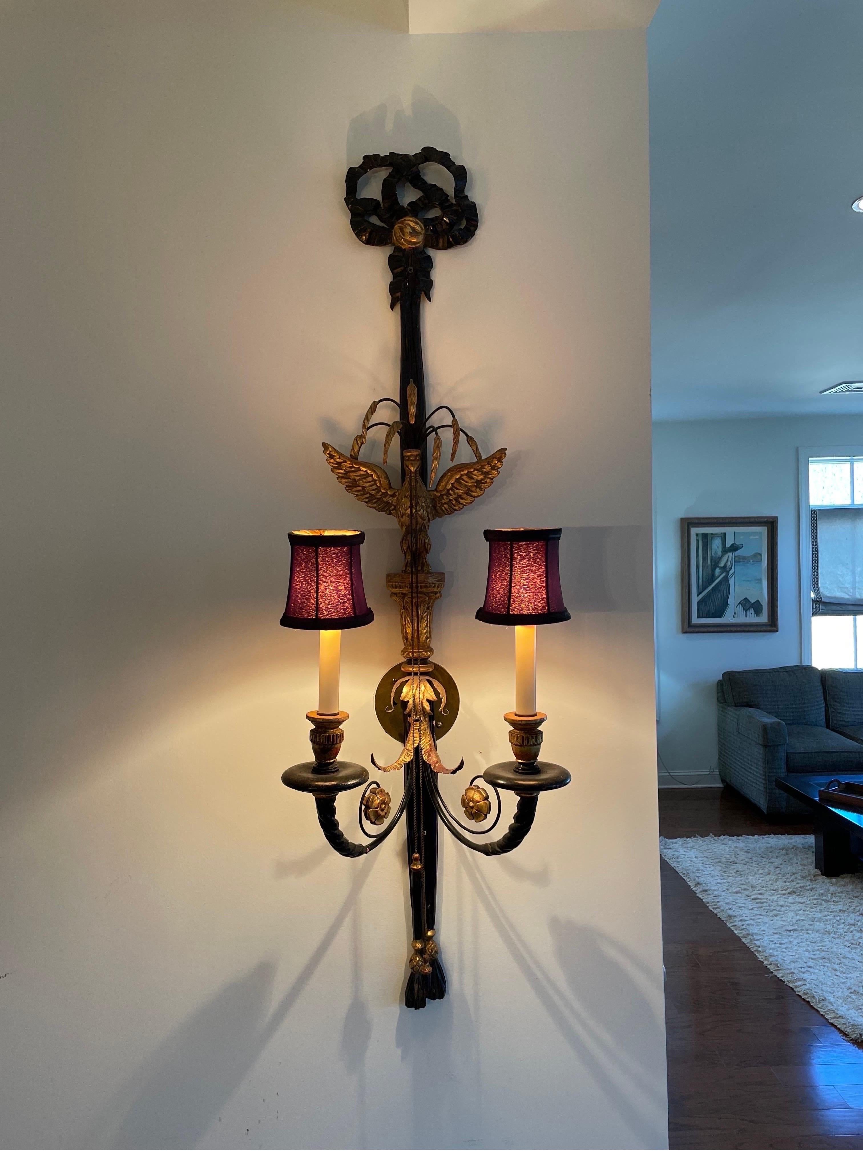 XX secolo Pair of Mid-Century Italian Hollywood Regency Gilded Sconces in vendita