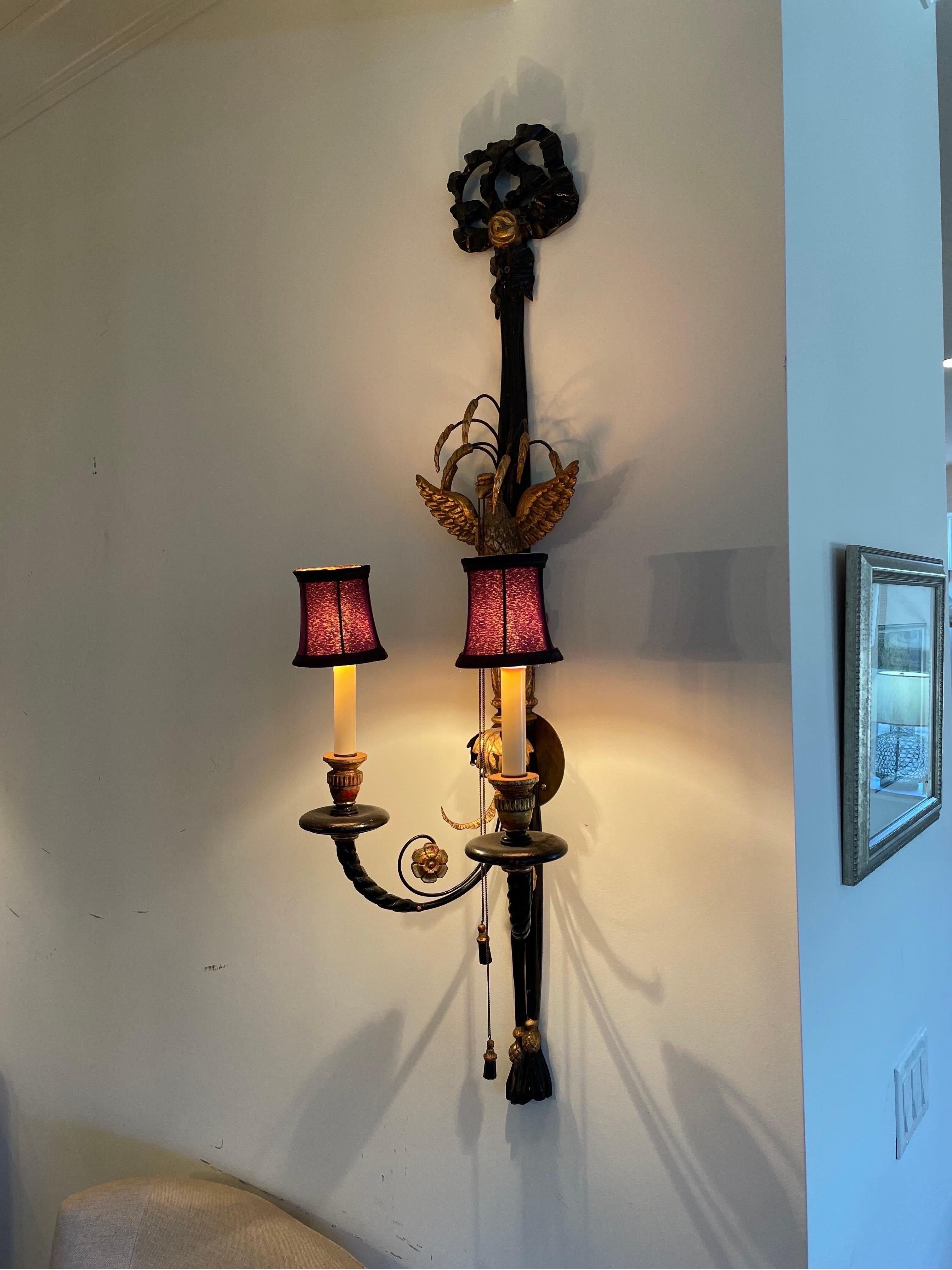 Metallo Pair of Mid-Century Italian Hollywood Regency Gilded Sconces in vendita