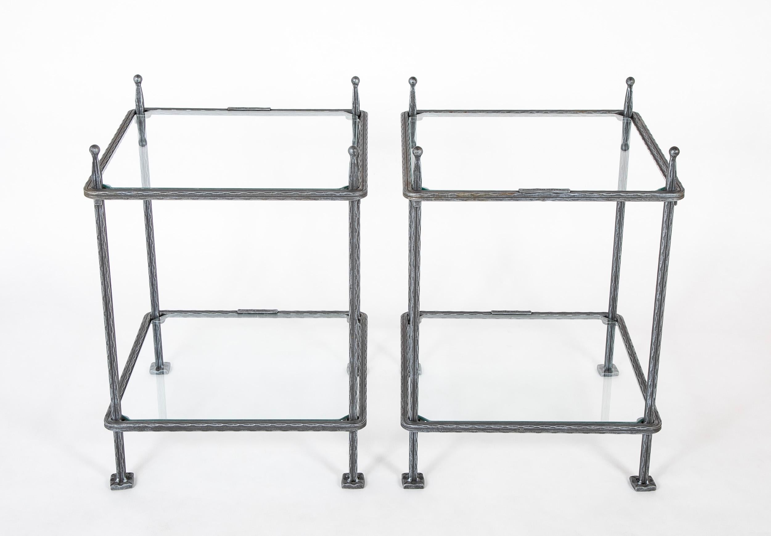 Pareja de mesas auxiliares italianas de mediados de siglo, de hierro y cristal, de Claudio Rayes.  Alrededor de 1960 - 1970.