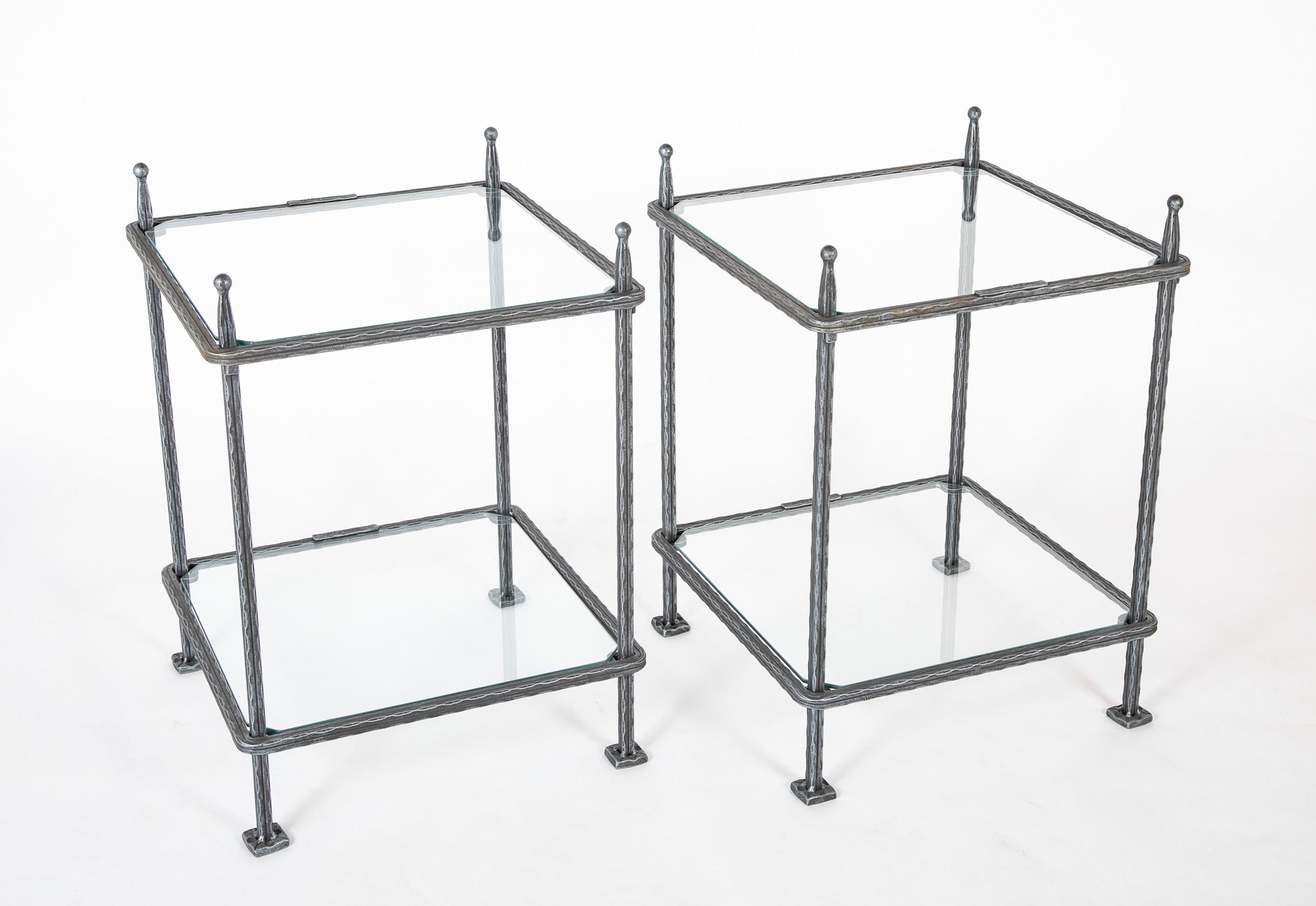 Pareja de mesas auxiliares italianas de hierro de mediados de siglo de Claudio Rayes Moderno de mediados de siglo en venta