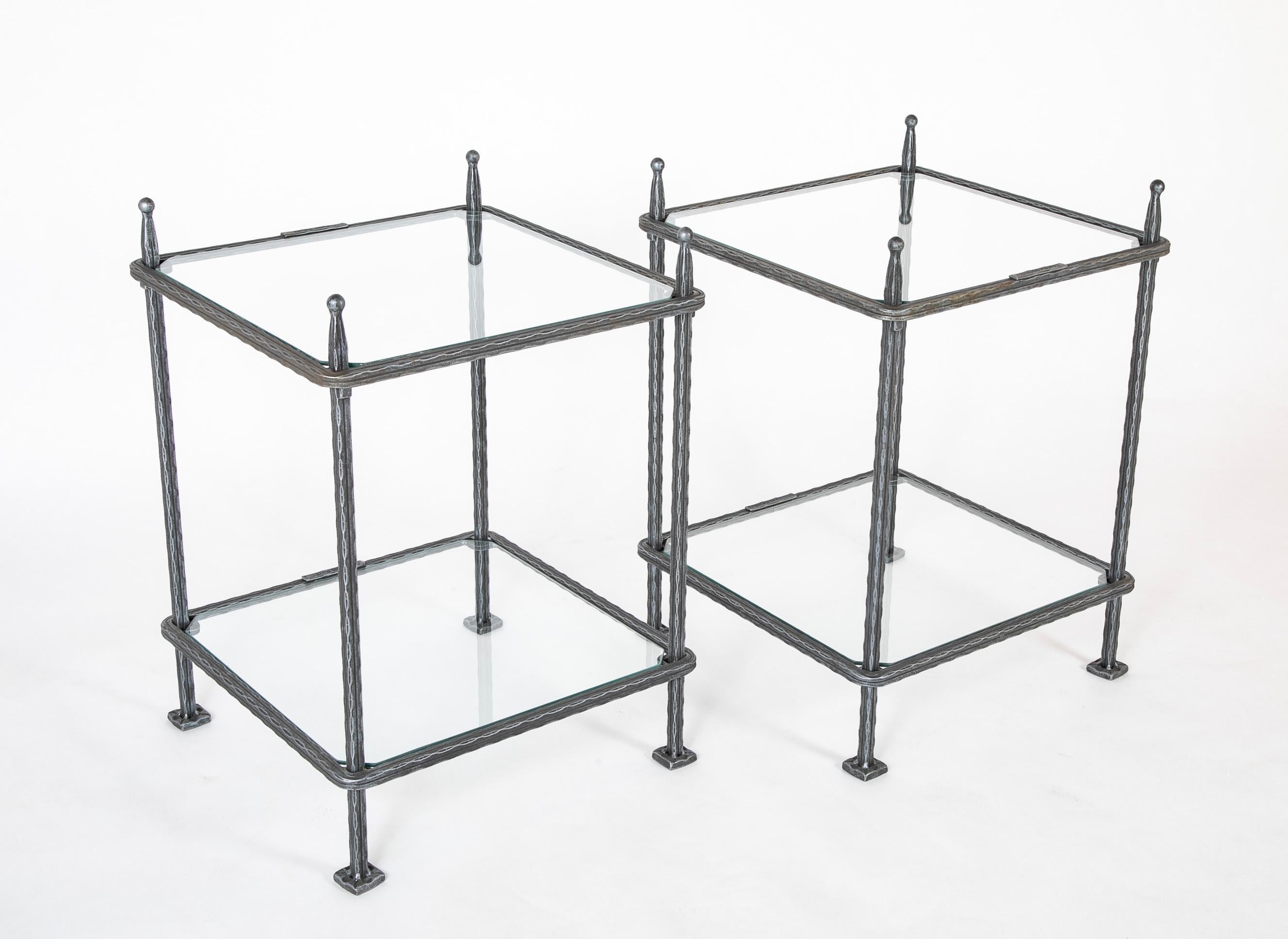 Pareja de mesas auxiliares italianas de hierro de mediados de siglo de Claudio Rayes Italiano en venta