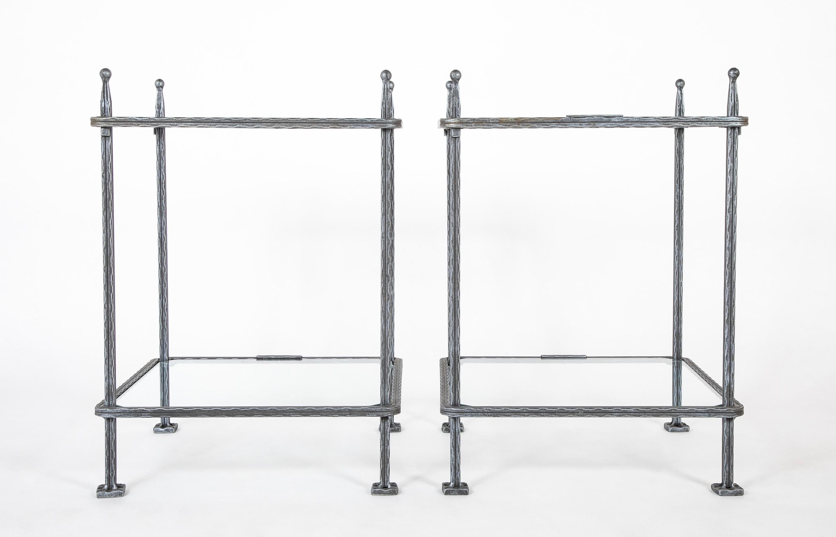 Pareja de mesas auxiliares italianas de hierro de mediados de siglo de Claudio Rayes en Bueno estado para la venta en Stamford, CT