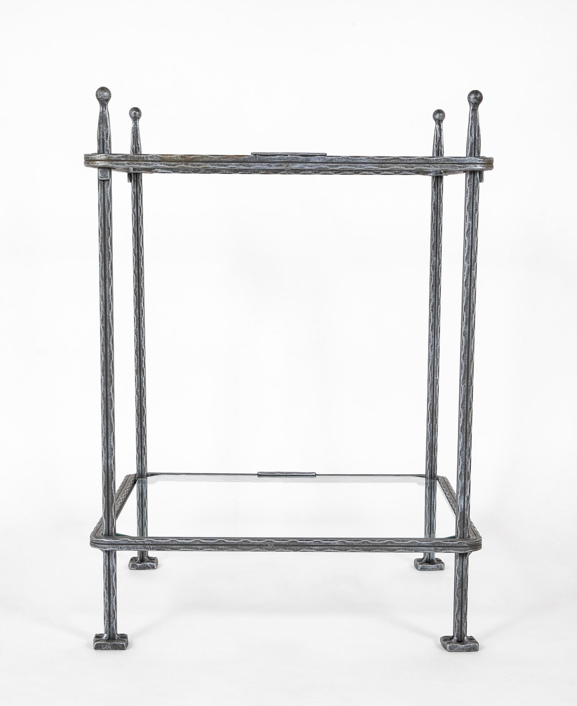 Pareja de mesas auxiliares italianas de hierro de mediados de siglo de Claudio Rayes Hierro en venta