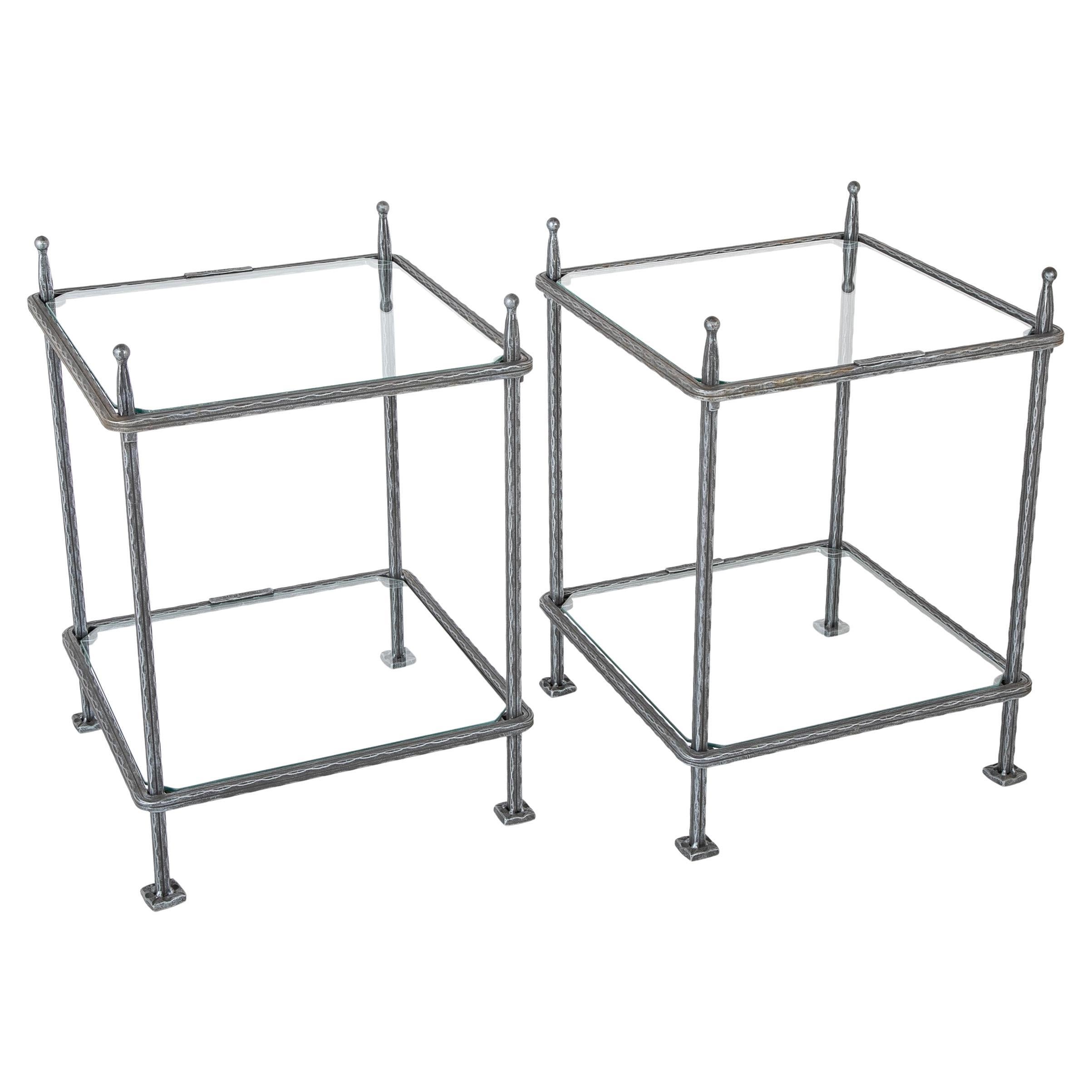 Pareja de mesas auxiliares italianas de hierro de mediados de siglo de Claudio Rayes en venta