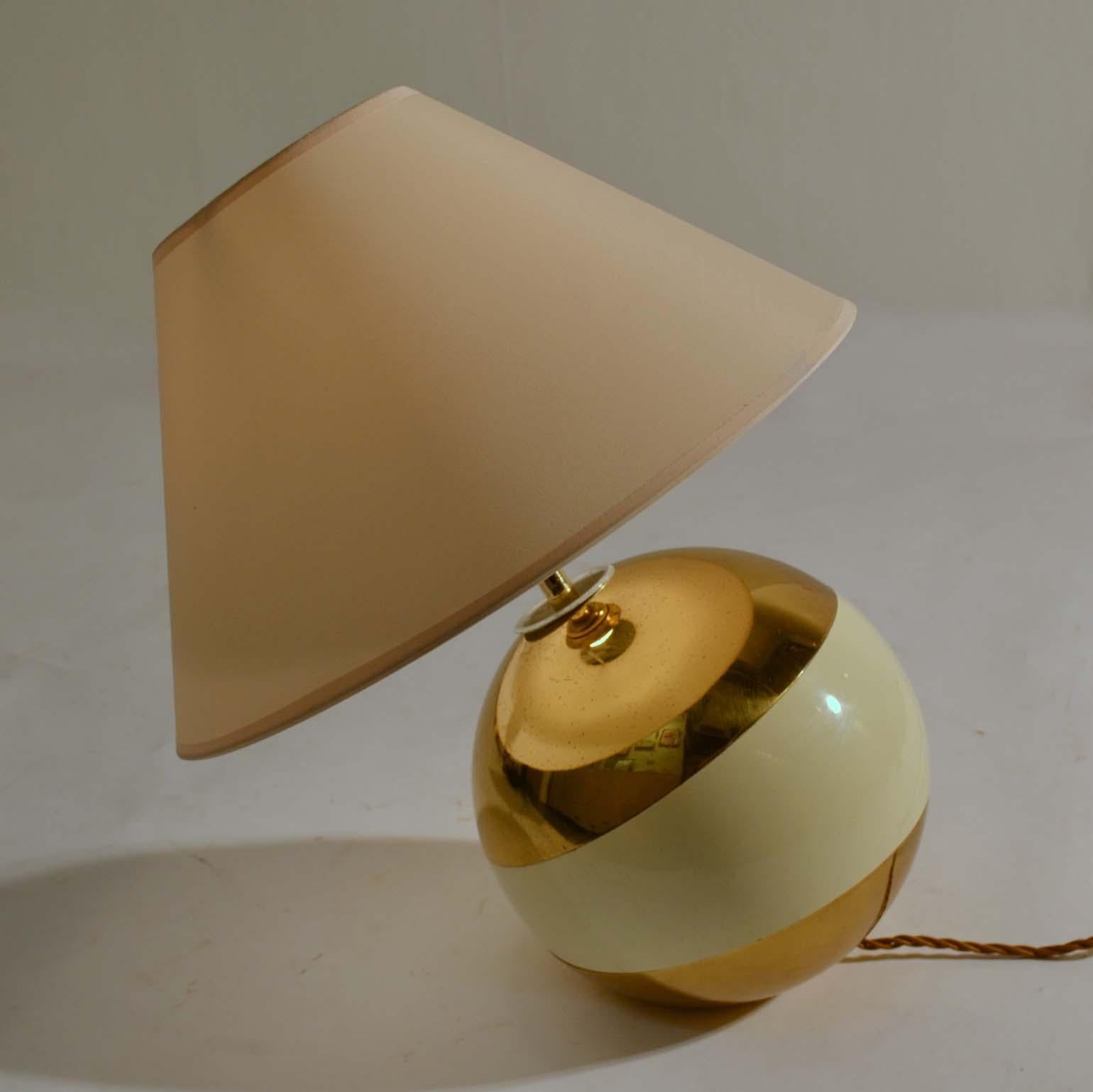 Mid-Century Modern Pair of Ball Shaped Brass and Cream Leaning Table Lamps, Italy