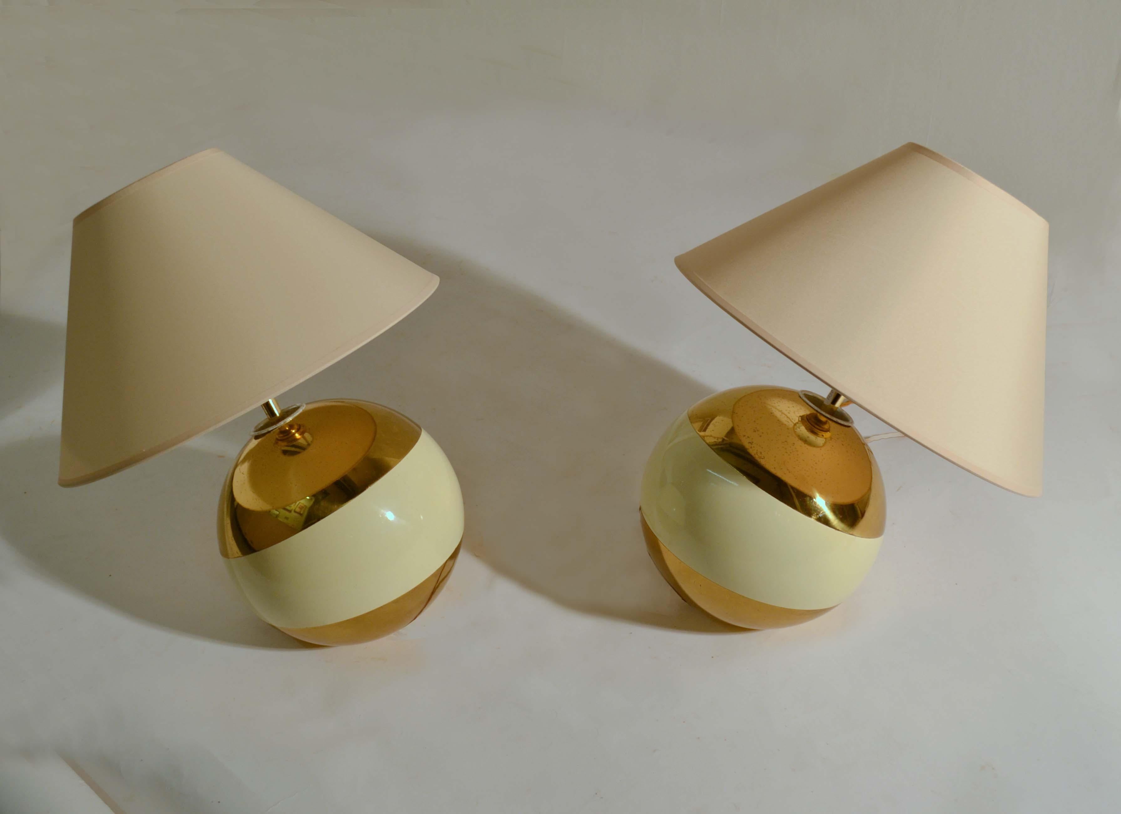 Mid-20th Century Pair of Ball Shaped Brass and Cream Leaning Table Lamps, Italy