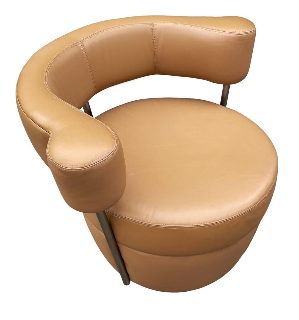 Une paire de fauteuils pivotants post-modernes fabriqués par Carsons vers les années 1990. Il s'agit d'un cuir italien souple de couleur beige avec des accents en acier et une base pivotante. Le prix comprend la paire.
