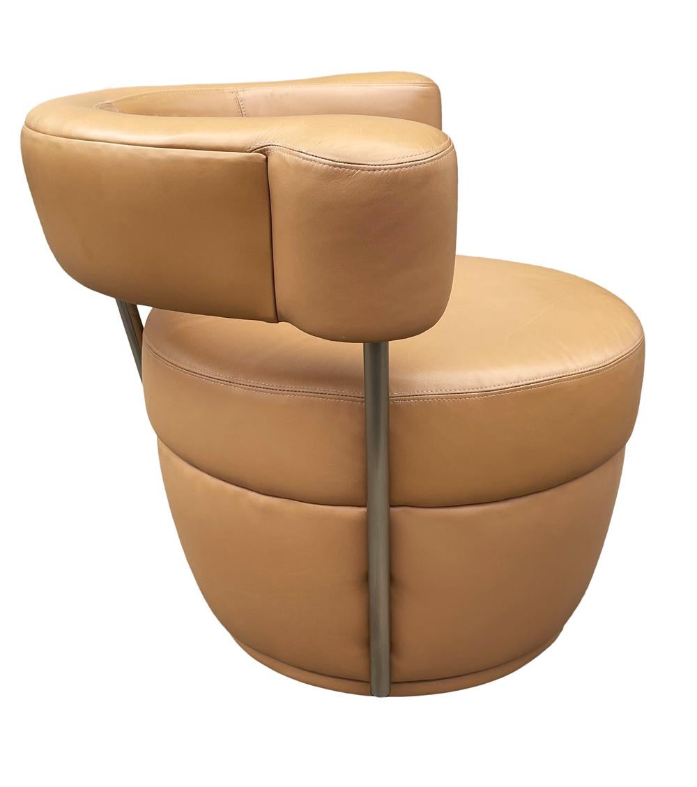 Fin du 20e siècle Paire de chaises longues pivotantes italiennes post-modernes en cuir du milieu du siècle dernier par Carsons