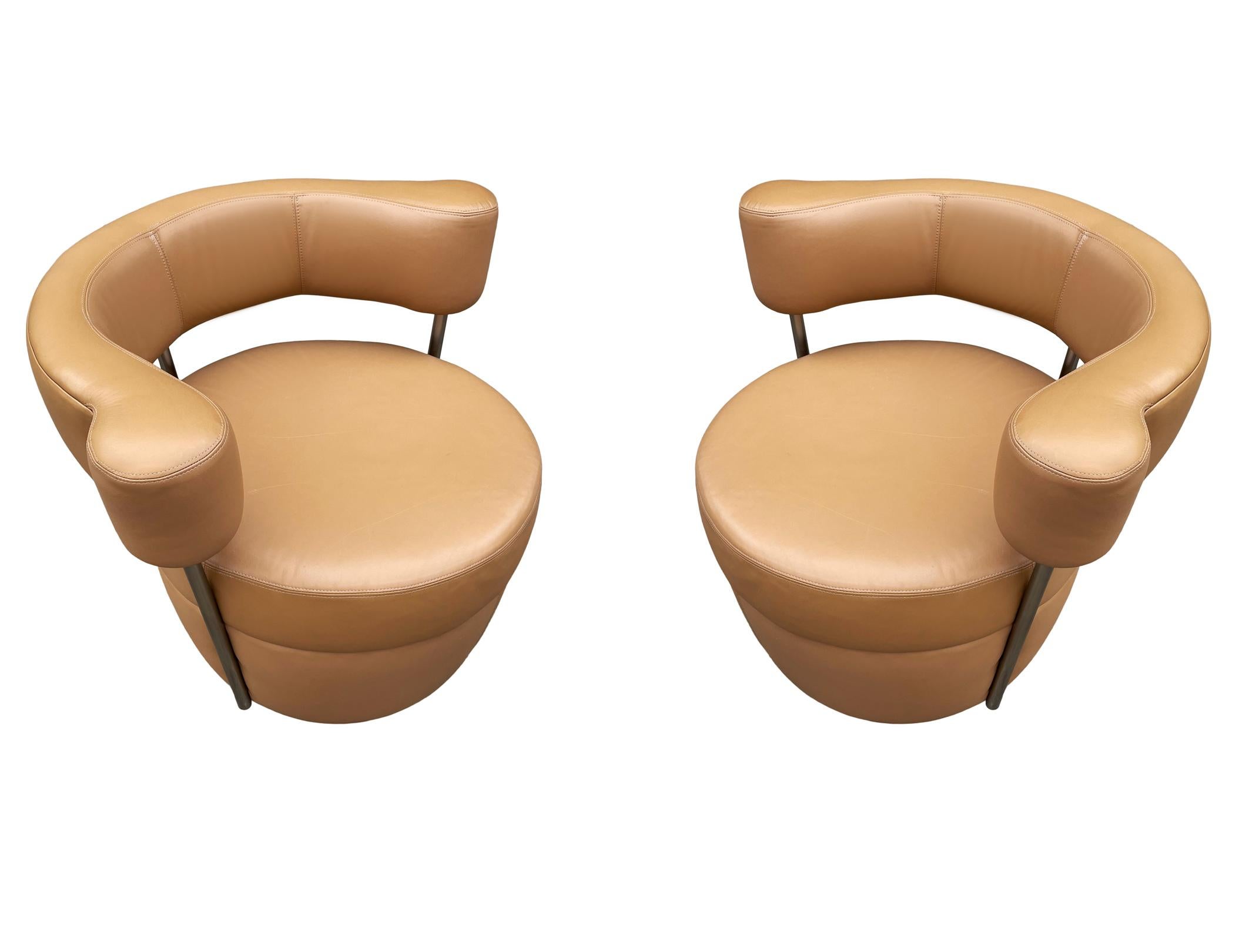 Acier Paire de chaises longues pivotantes italiennes post-modernes en cuir du milieu du siècle dernier par Carsons
