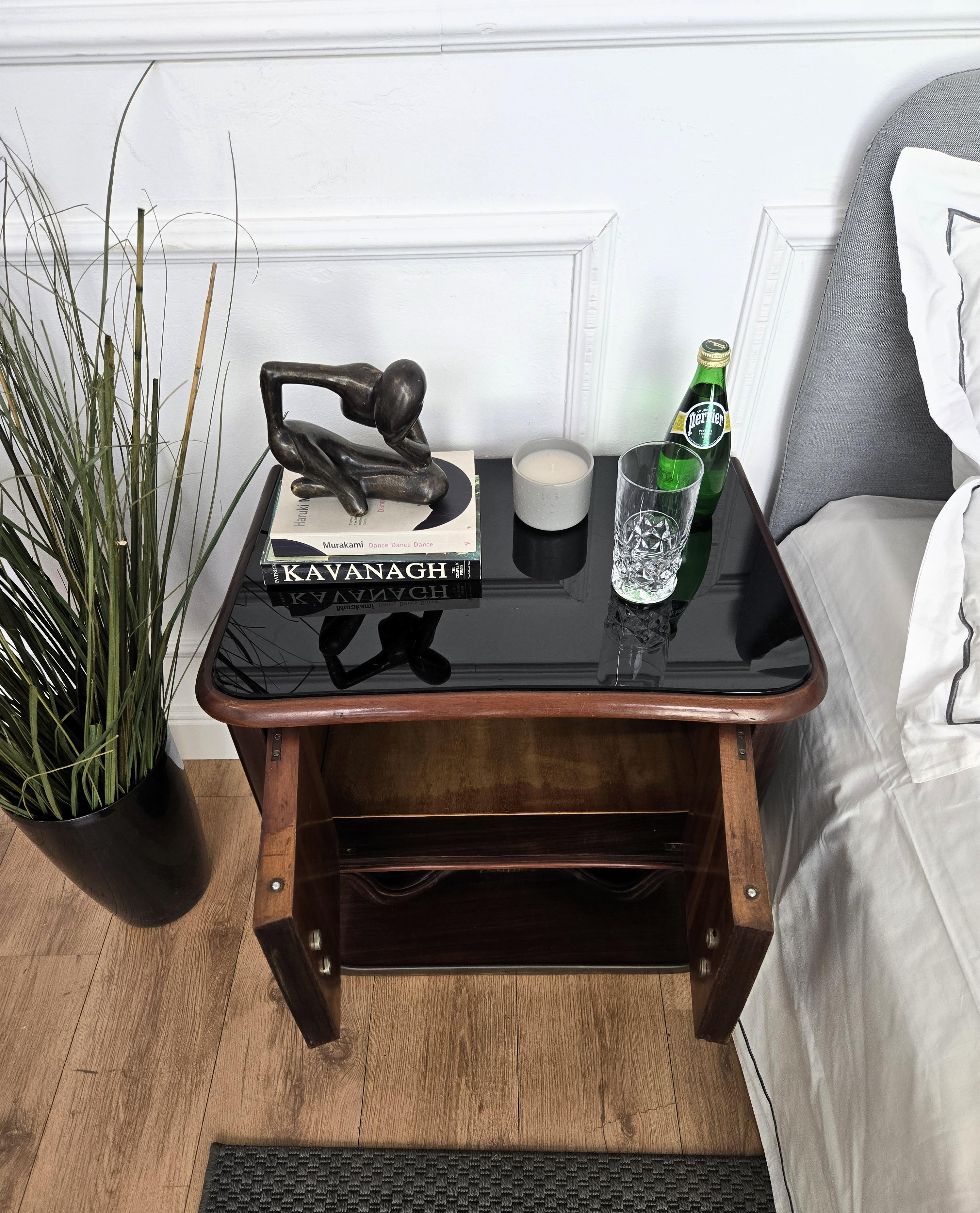 Pair of Mid-Century Italian Liberty Night Stands Bedside Tables Walnut Glass Top In Good Condition For Sale In Carimate, Como
