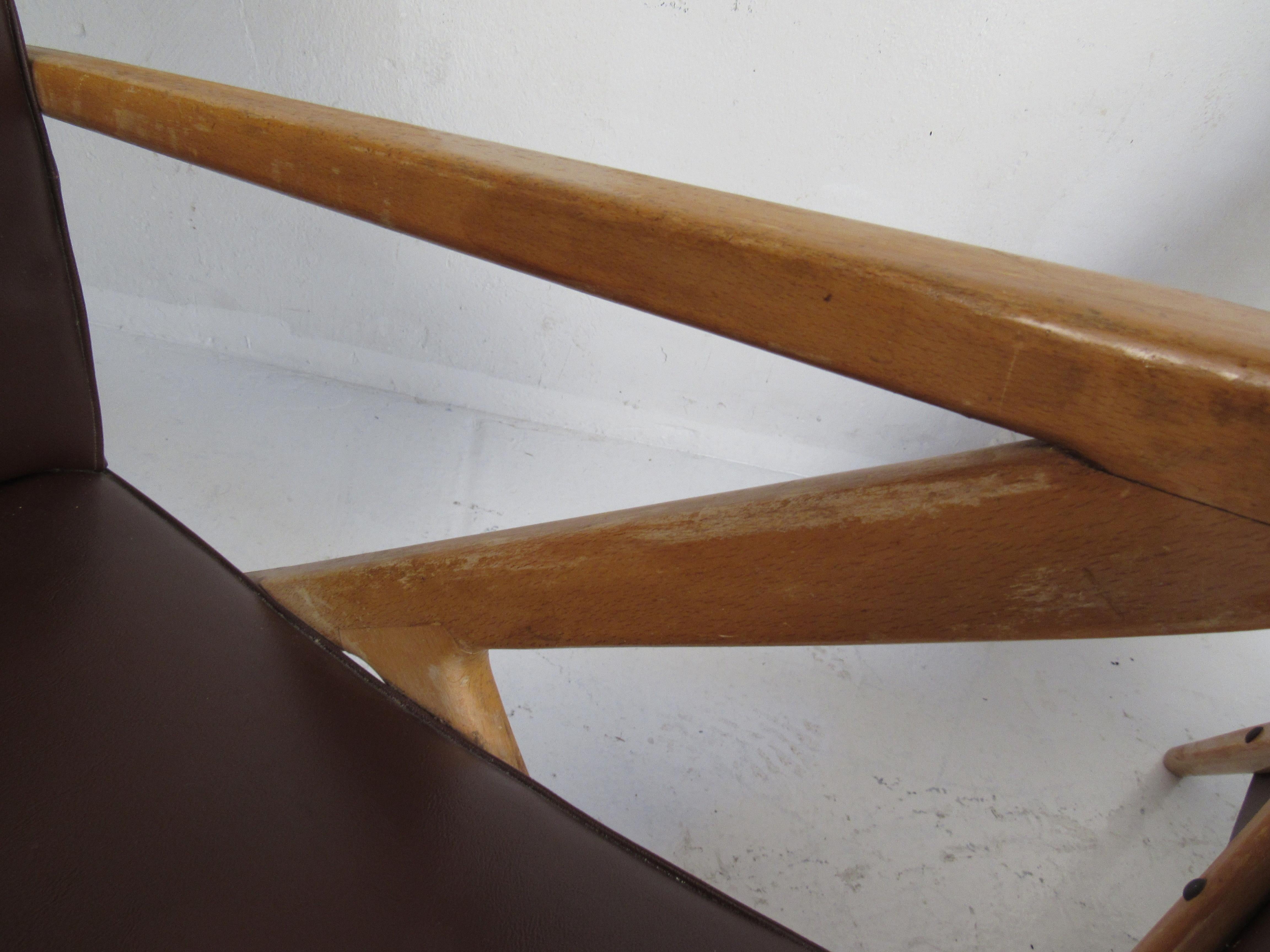 Imitation cuir Paire de chaises longues italiennes du milieu du siècle dernier en vente