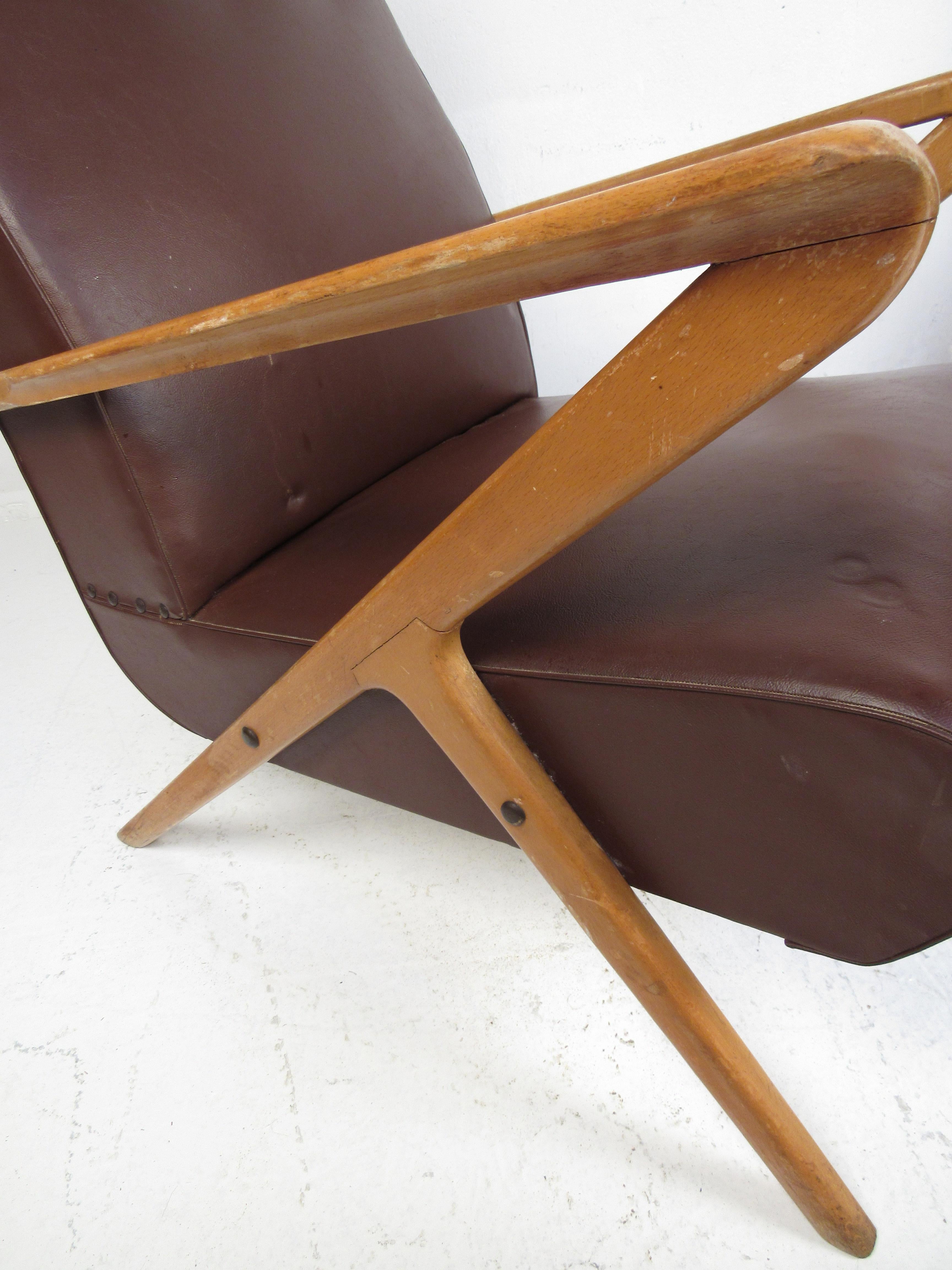 Pair of Midcentury Italian Lounge Chairs For Sale 1