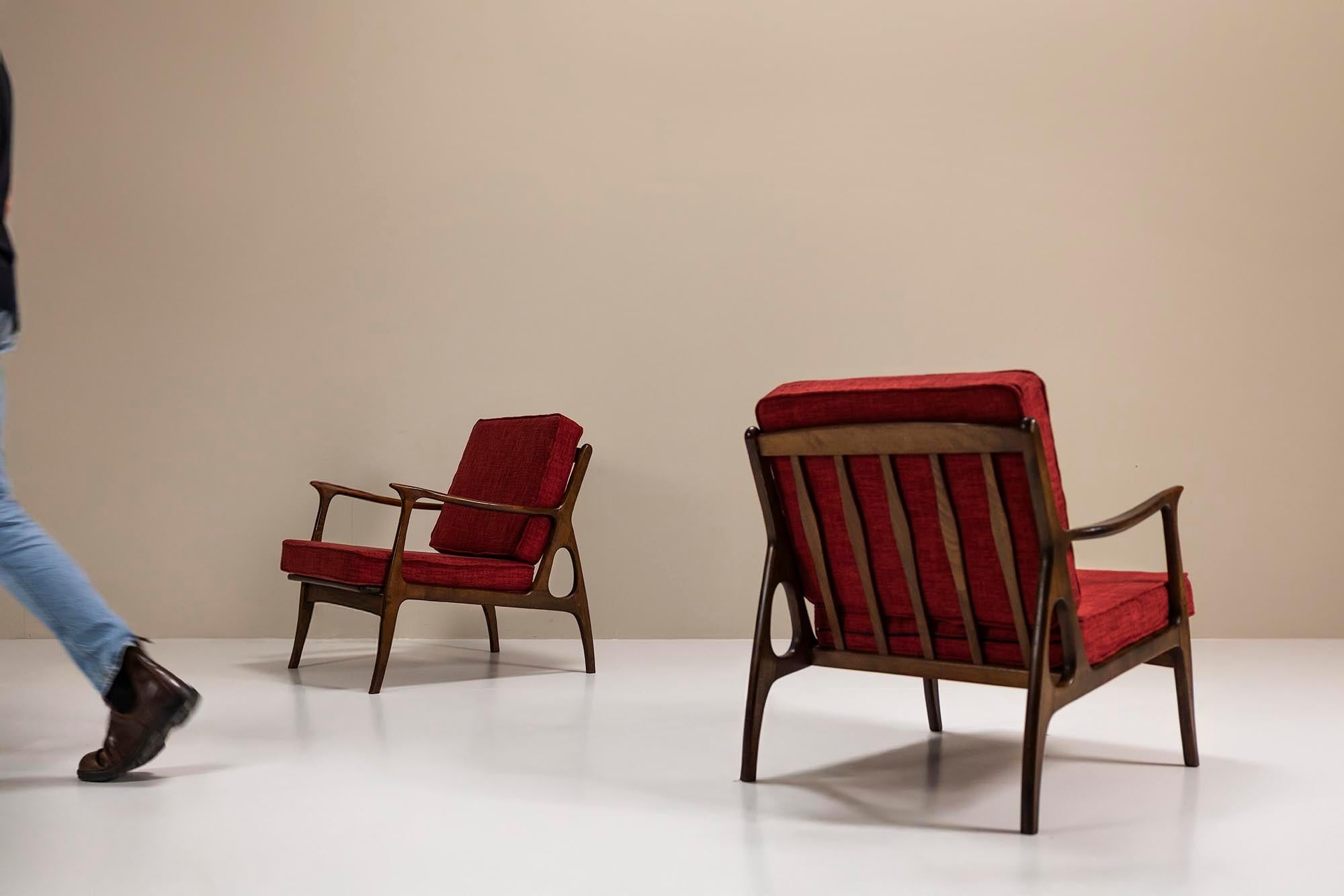 Mid-Century moderno Coppia di sedie da salotto italiane di metà secolo con tappezzeria rossa in vendita
