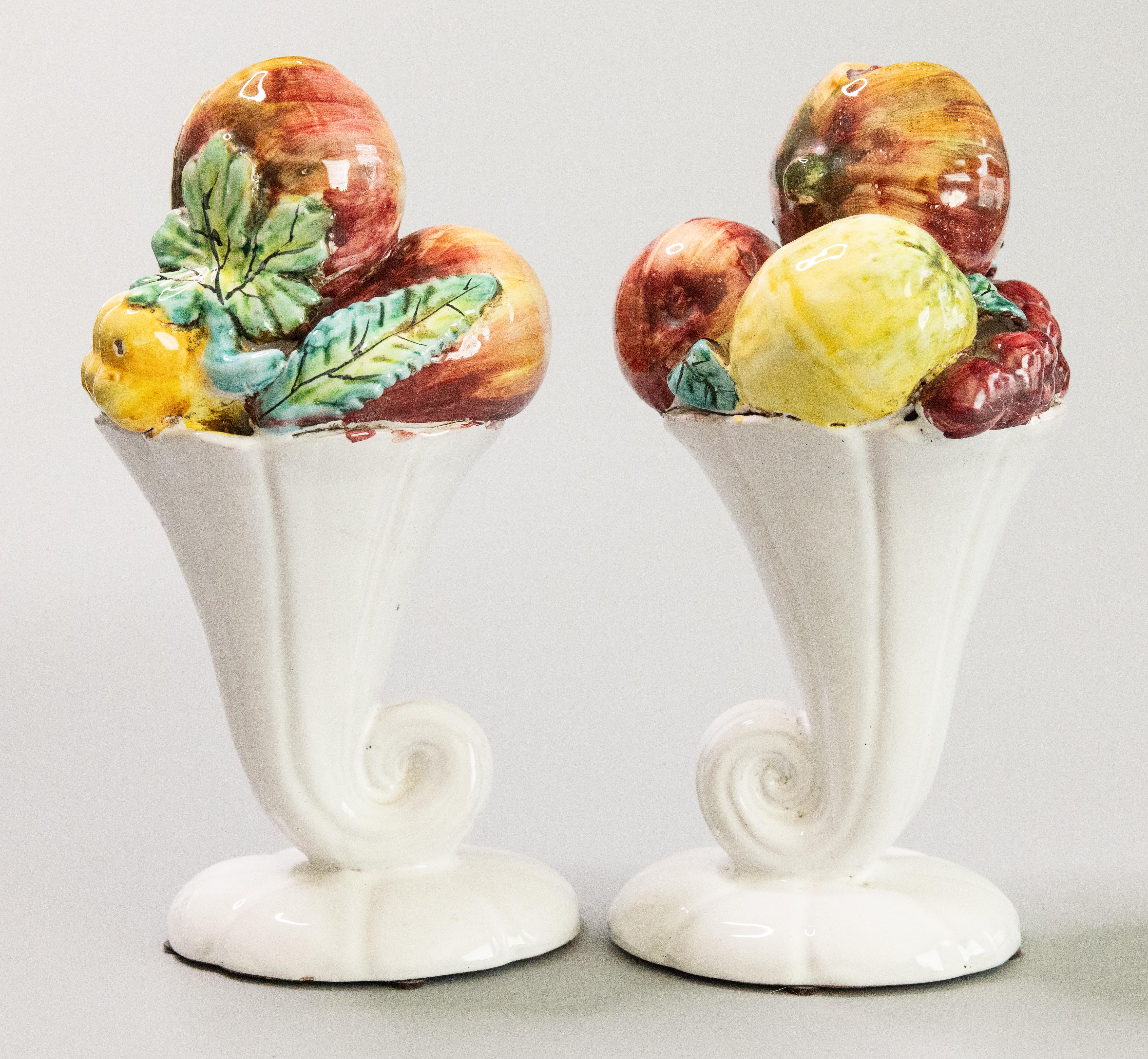Paire de centres de table en majolique italienne du milieu du siècle avec cornes de fruits en vente 4