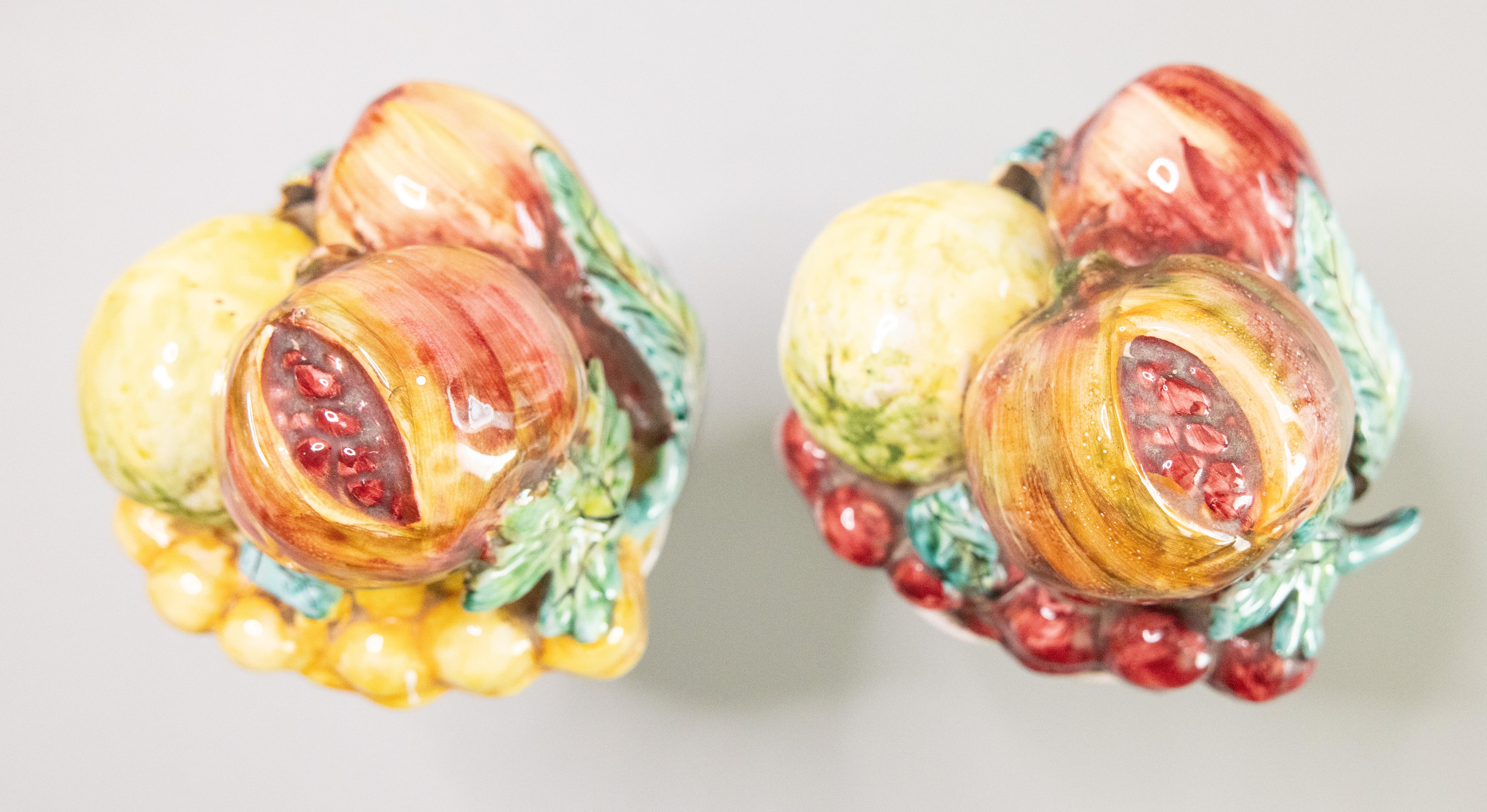 20ième siècle Paire de centres de table en majolique italienne du milieu du siècle avec cornes de fruits en vente