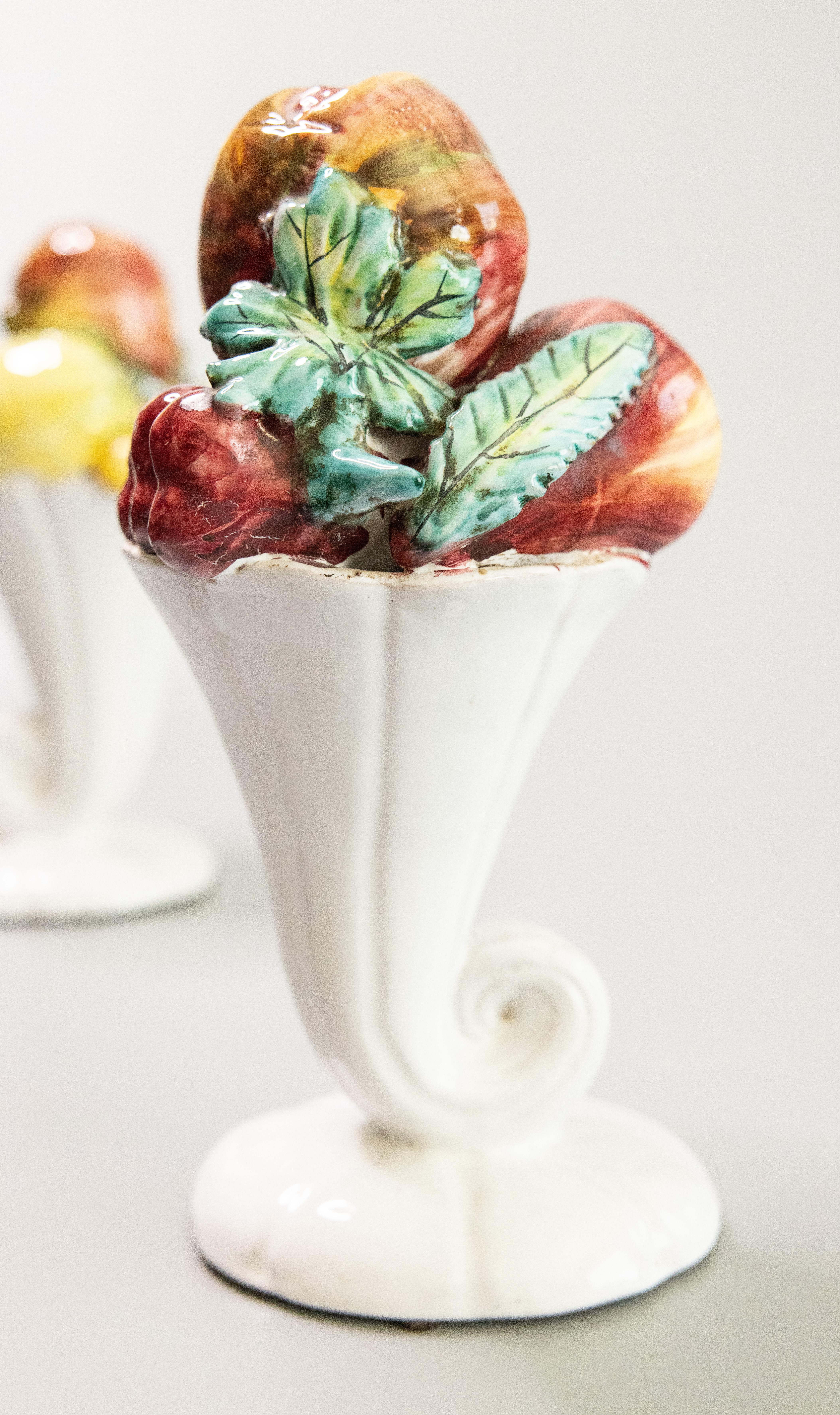 Paire de centres de table en majolique italienne du milieu du siècle avec cornes de fruits en vente 1