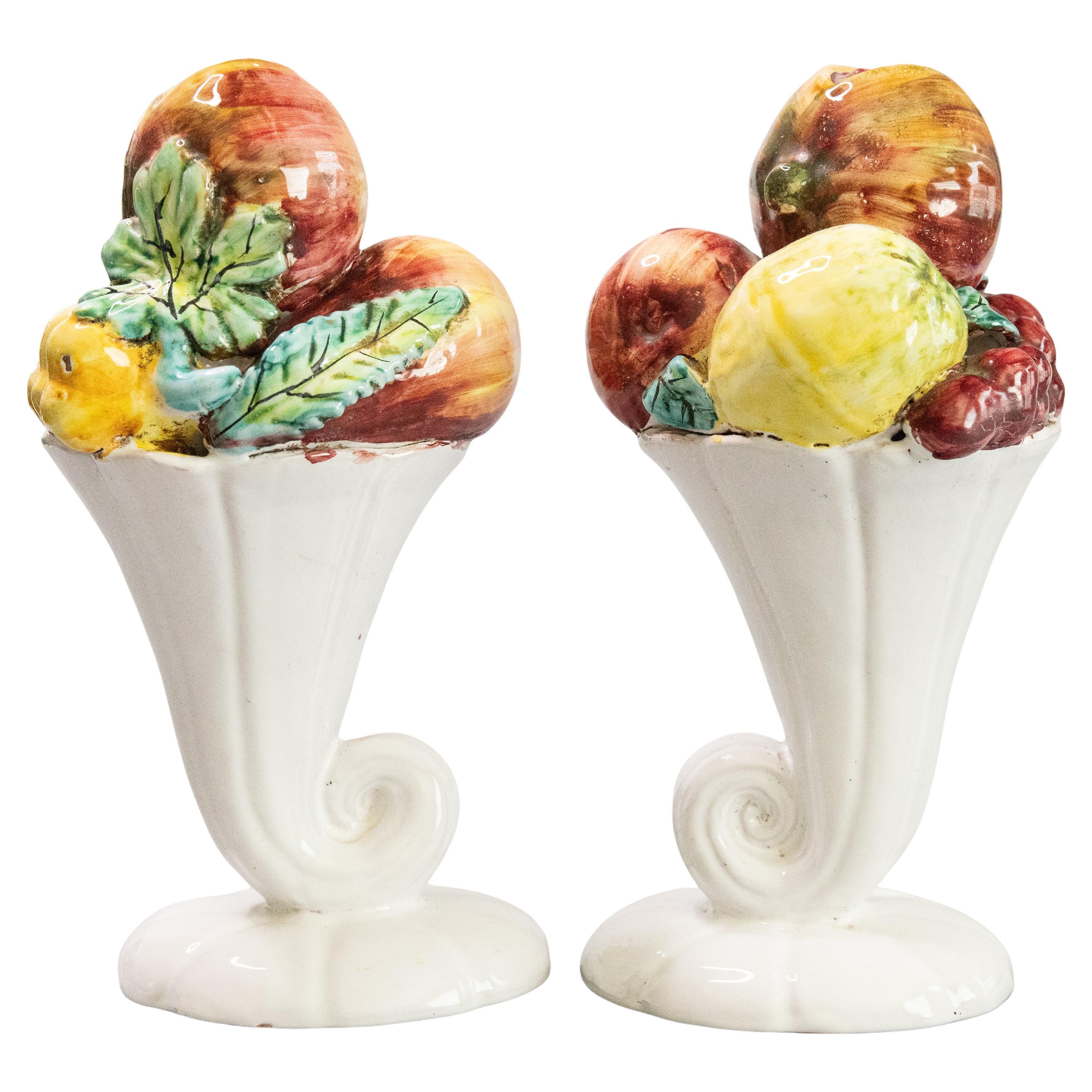 Paire de centres de table en majolique italienne du milieu du siècle avec cornes de fruits en vente