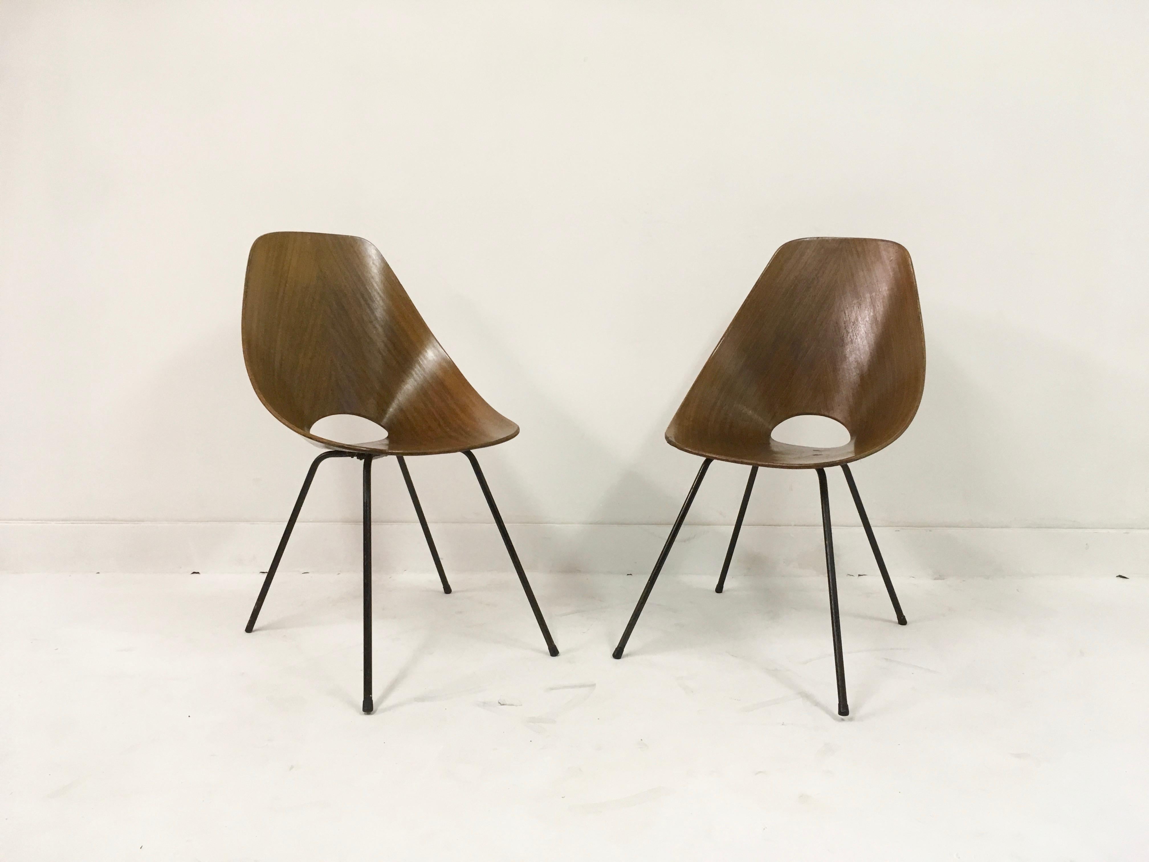 A pair of Medea chairs

By Vittorio Nobili

Bent teak plywood

Metal legs

1950s-1960s

Italy

Measures: Seat height 40cm.