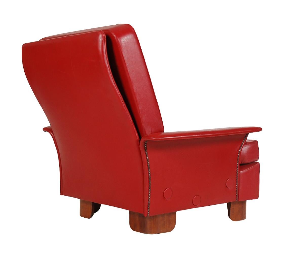 Une belle paire de fauteuils club assortis provenant d'Italie vers les années 1950, avec des pieds en bois courbés et le revêtement d'origine en naugahyde rouge.