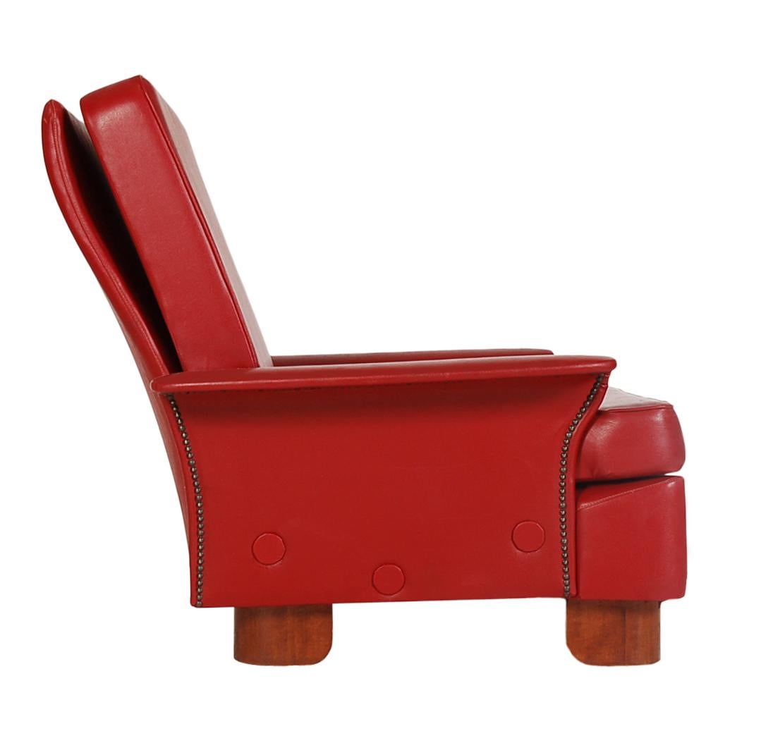 Naugahyde Paire de fauteuils de salon ou fauteuils club Art Déco rouges de style italien mi-siècle moderne en vente